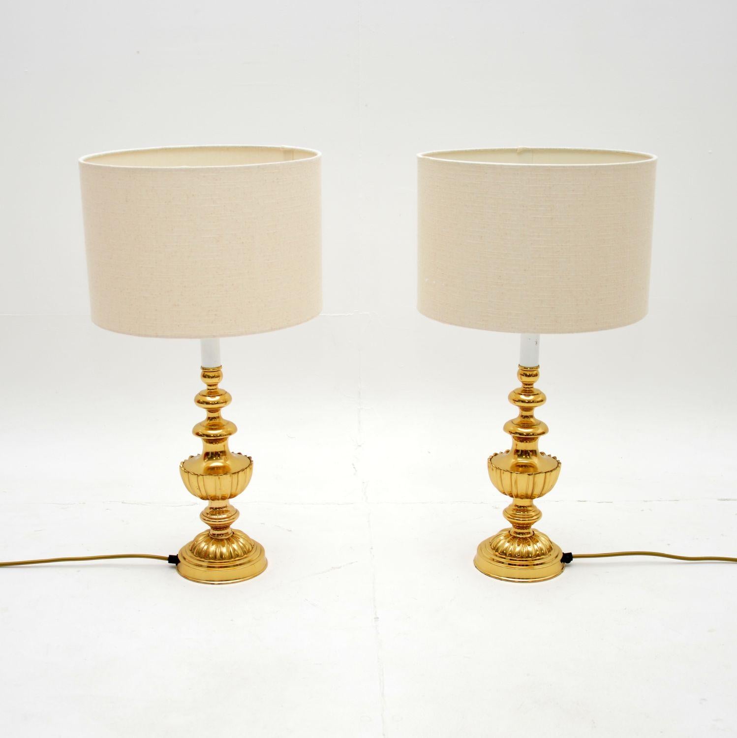 Une fabuleuse et élégante paire de lampes de table vintage en laiton. Fabriqués en Angleterre, ils datent des années 1970.

La qualité est exceptionnelle, ils sont vraiment bien faits et ont une belle taille. Ils sont conçus à la manière de