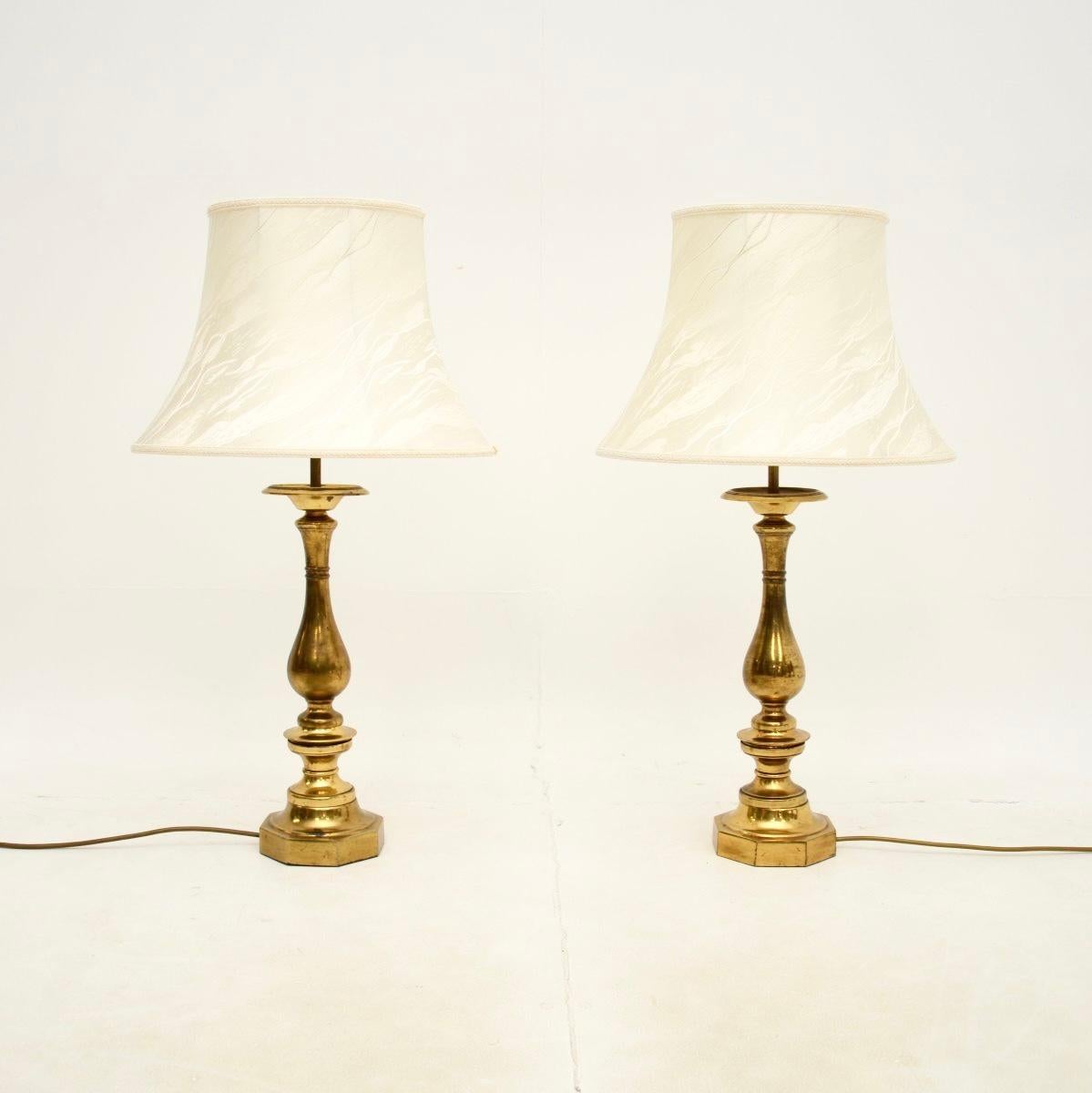 Une superbe paire de lampes de table vintage en laiton. Ils ont été fabriqués en Angleterre et datent des années 1960.

La qualité est exceptionnelle, les cadres en laiton massif sont grands, impressionnants et bien faits.

L'état est excellent,