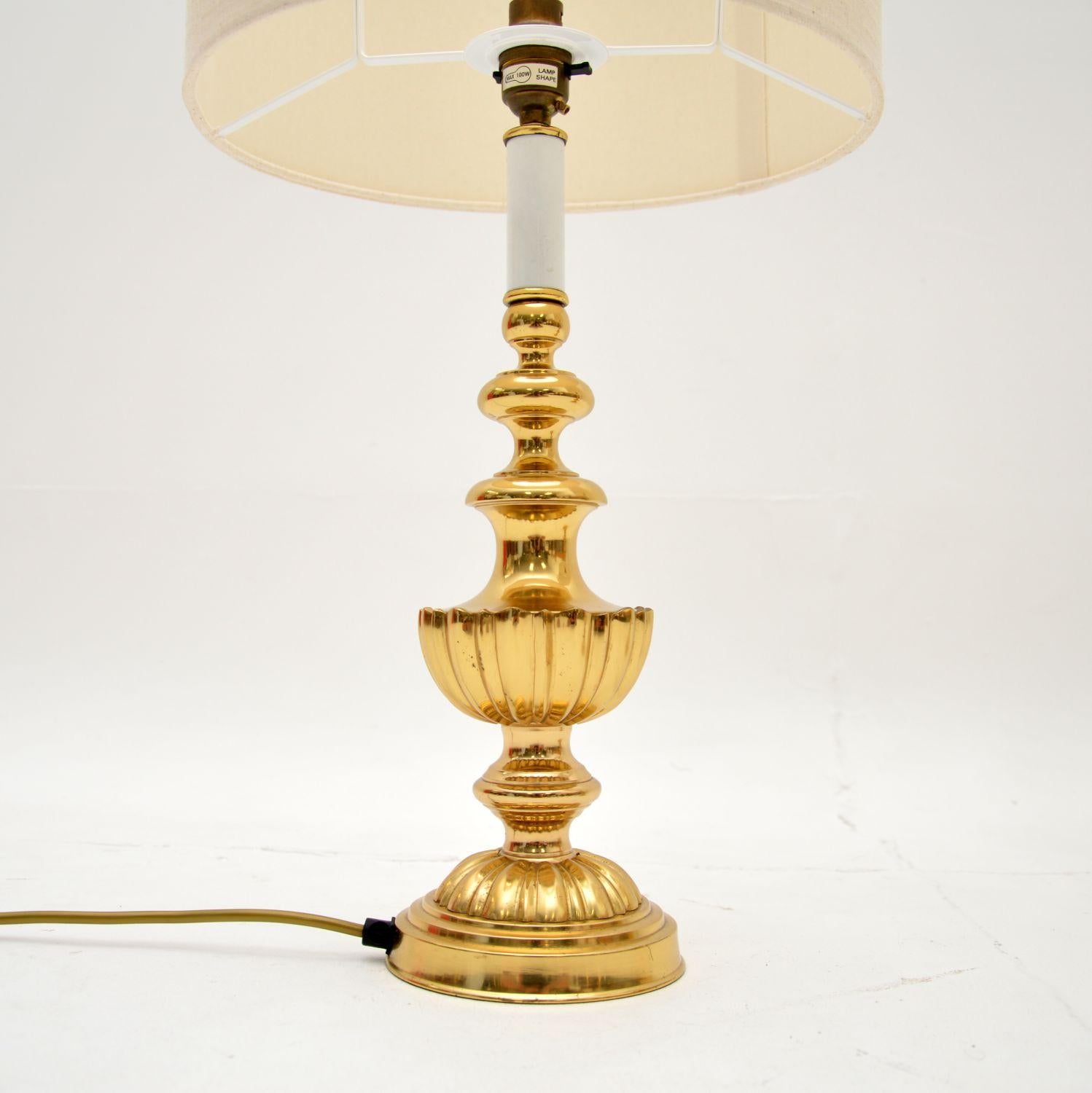 Mid-Century Modern Paire de lampes de table en laiton en vente