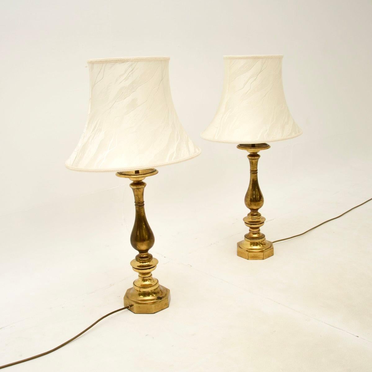 Mid-Century Modern Paire de lampes de table en laiton en vente