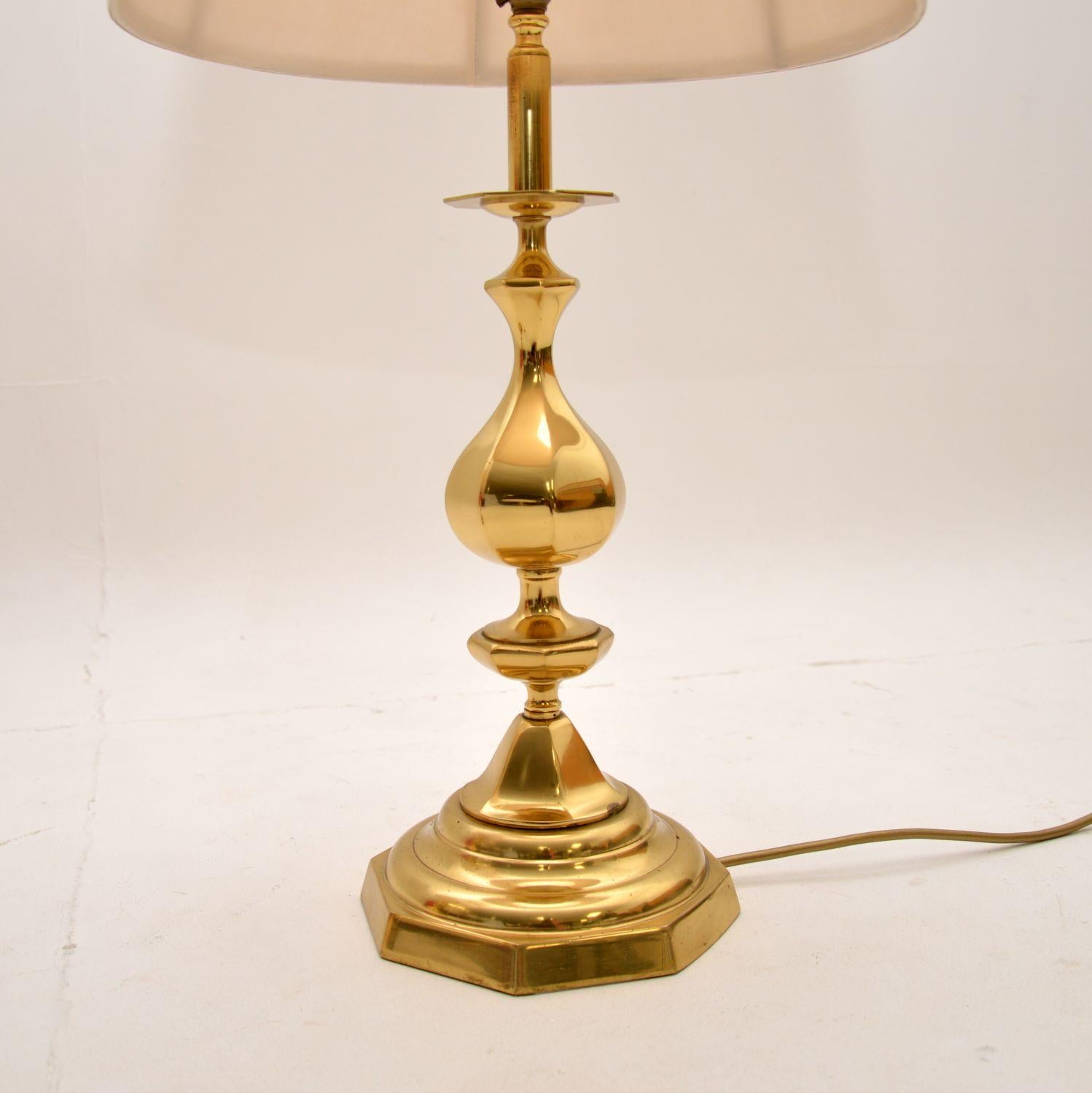 Pareja de lámparas de mesa vintage de latón Británico en venta