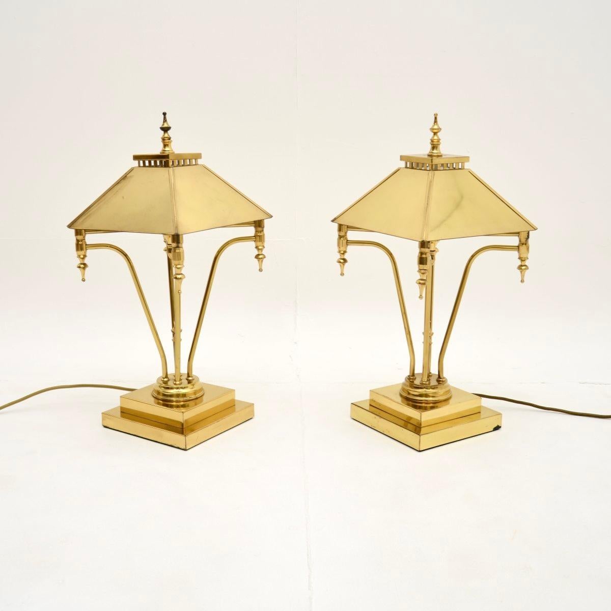 Britannique Paire de lampes de table en laiton en vente