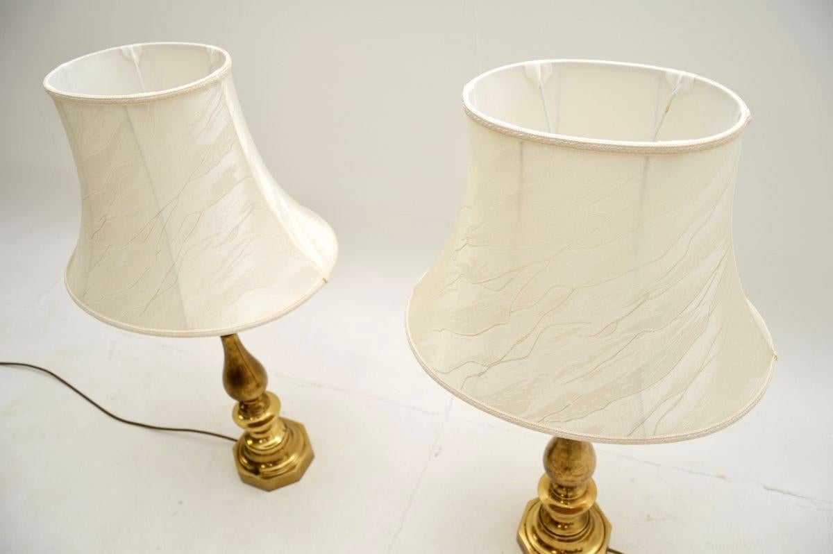 Britannique Paire de lampes de table en laiton en vente