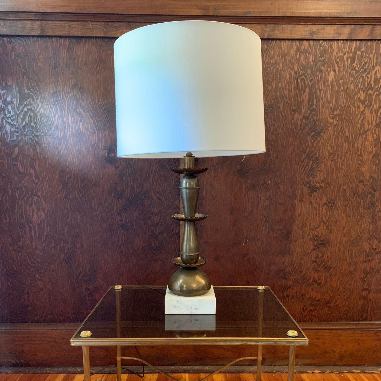 20th Century Pair of Vintage Brass Table Lamps with Floral Motif and Marble Base For Sale