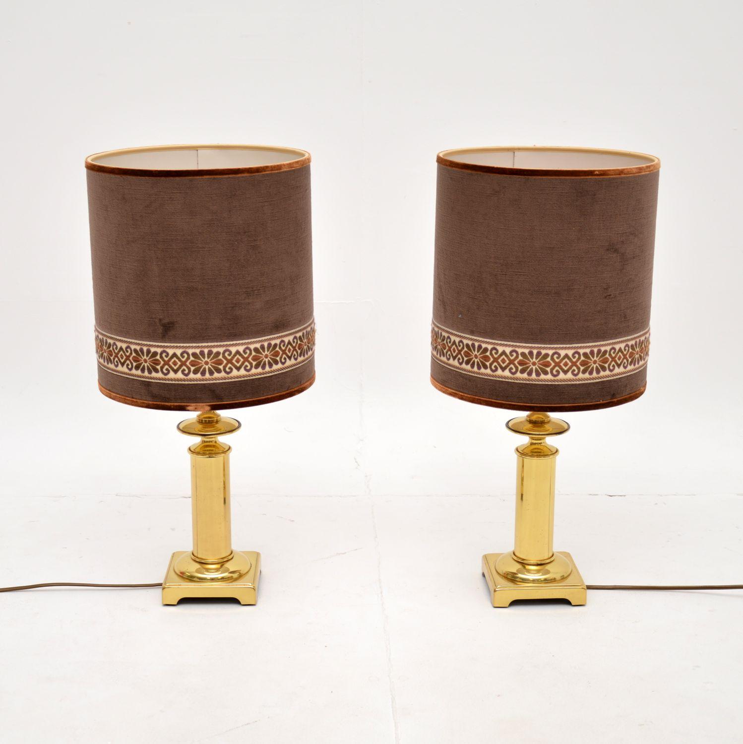 Ein stilvolles und sehr gut gemachtes Paar Vintage-Tischlampen aus Messing mit Samtschirmen. Sie wurden in Frankreich hergestellt und stammen etwa aus den 1970er Jahren.

Die Qualität ist hervorragend, die massiven Messingfüße sind extrem stabil und