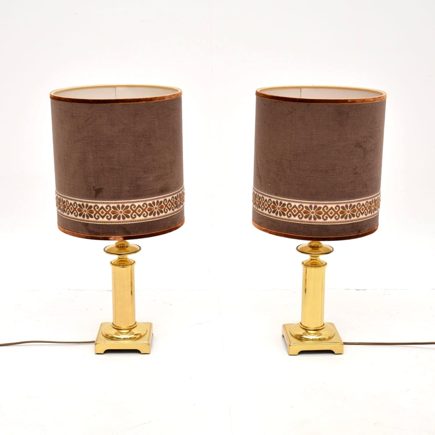 Une paire de lampes de table vintage en laiton avec abat-jour en velours, très élégante et extrêmement bien réalisée. Fabriqués en France, ils datent des années 1970.

La qualité est exceptionnelle, les bases en laiton massif sont extrêmement