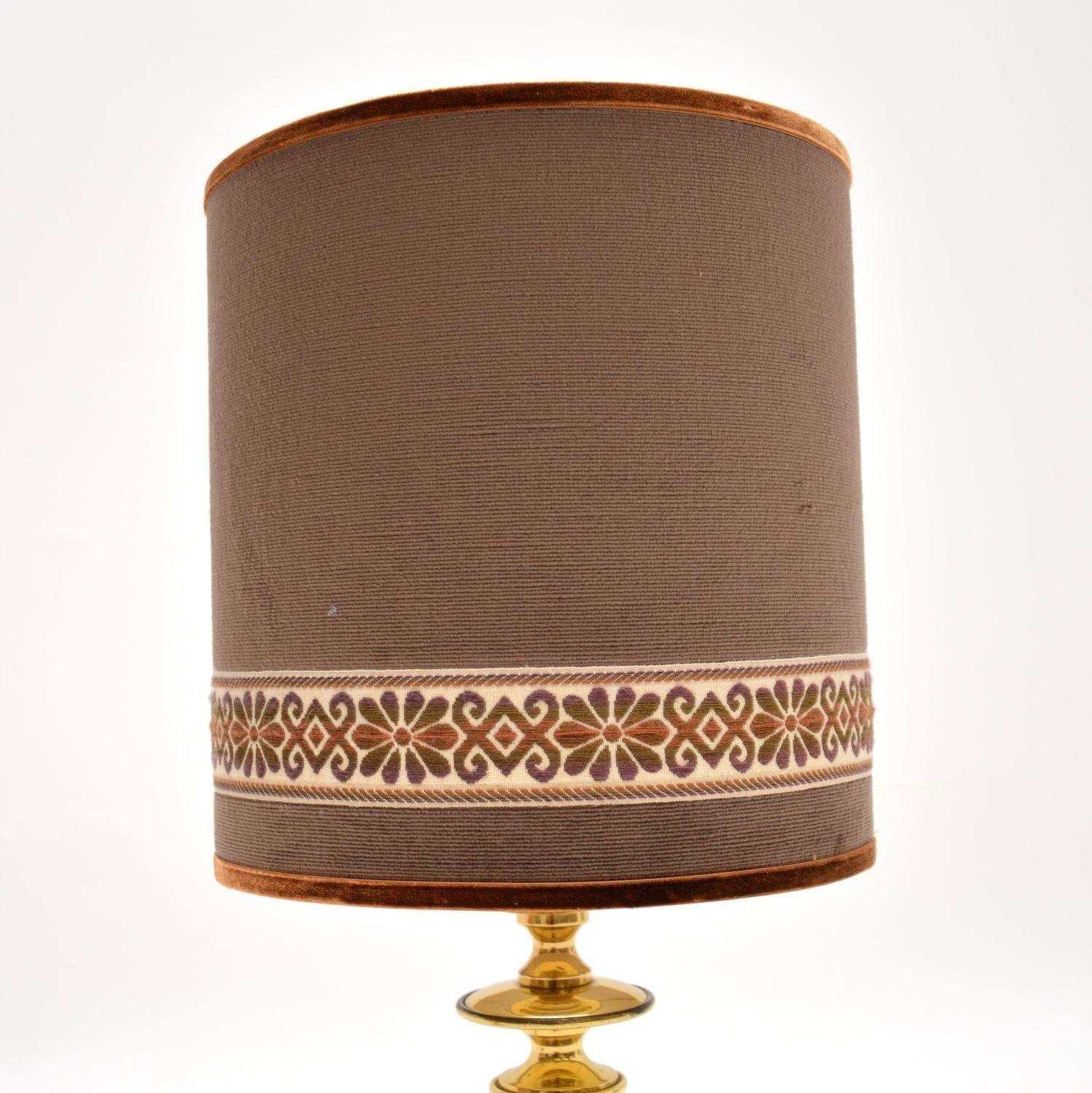 Mid-Century Modern Paire de lampes de bureau vintage en laiton avec abat-jour en velours en vente
