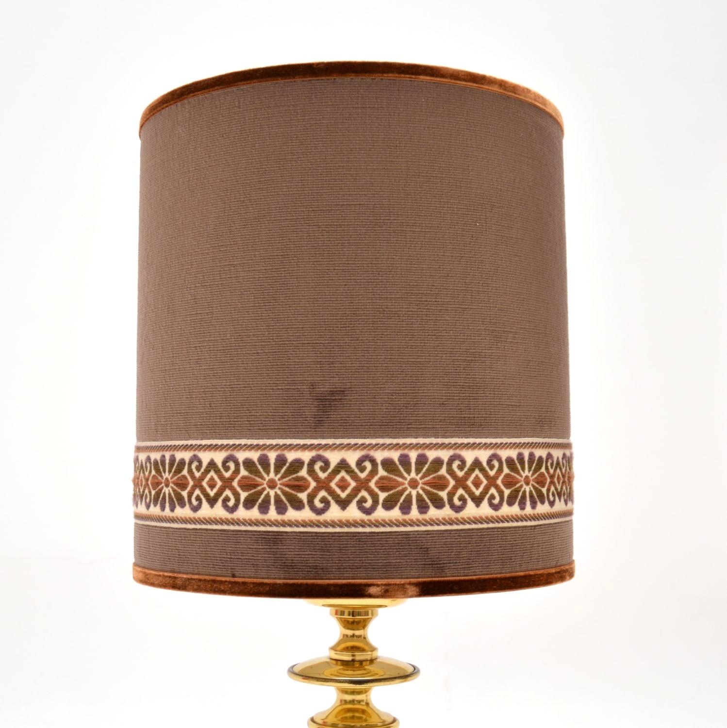 Français Paire de lampes de bureau vintage en laiton avec abat-jour en velours en vente