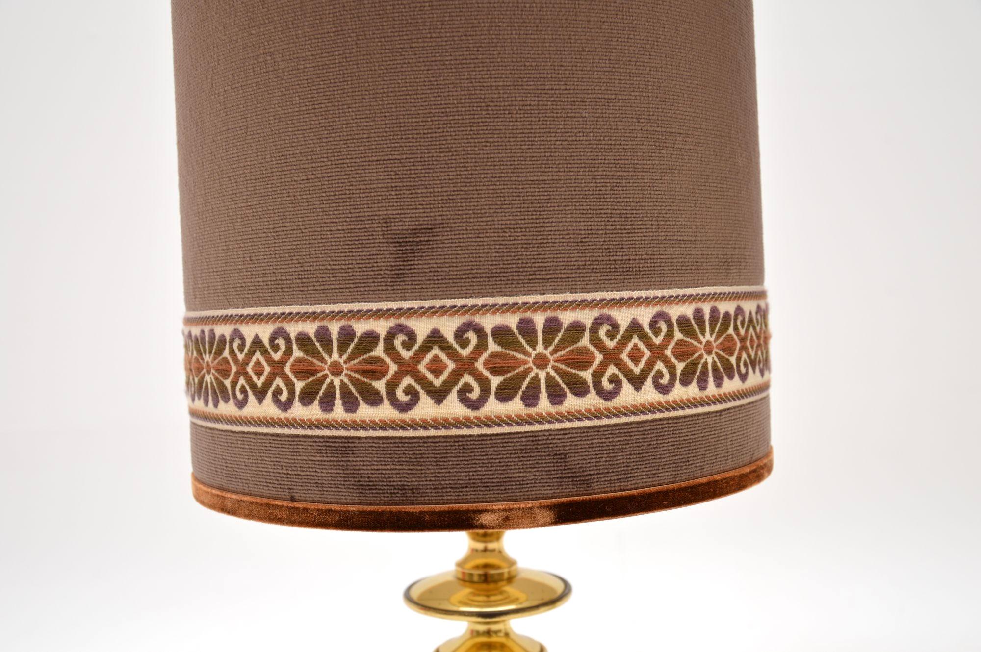 Paire de lampes de bureau vintage en laiton avec abat-jour en velours Bon état - En vente à London, GB