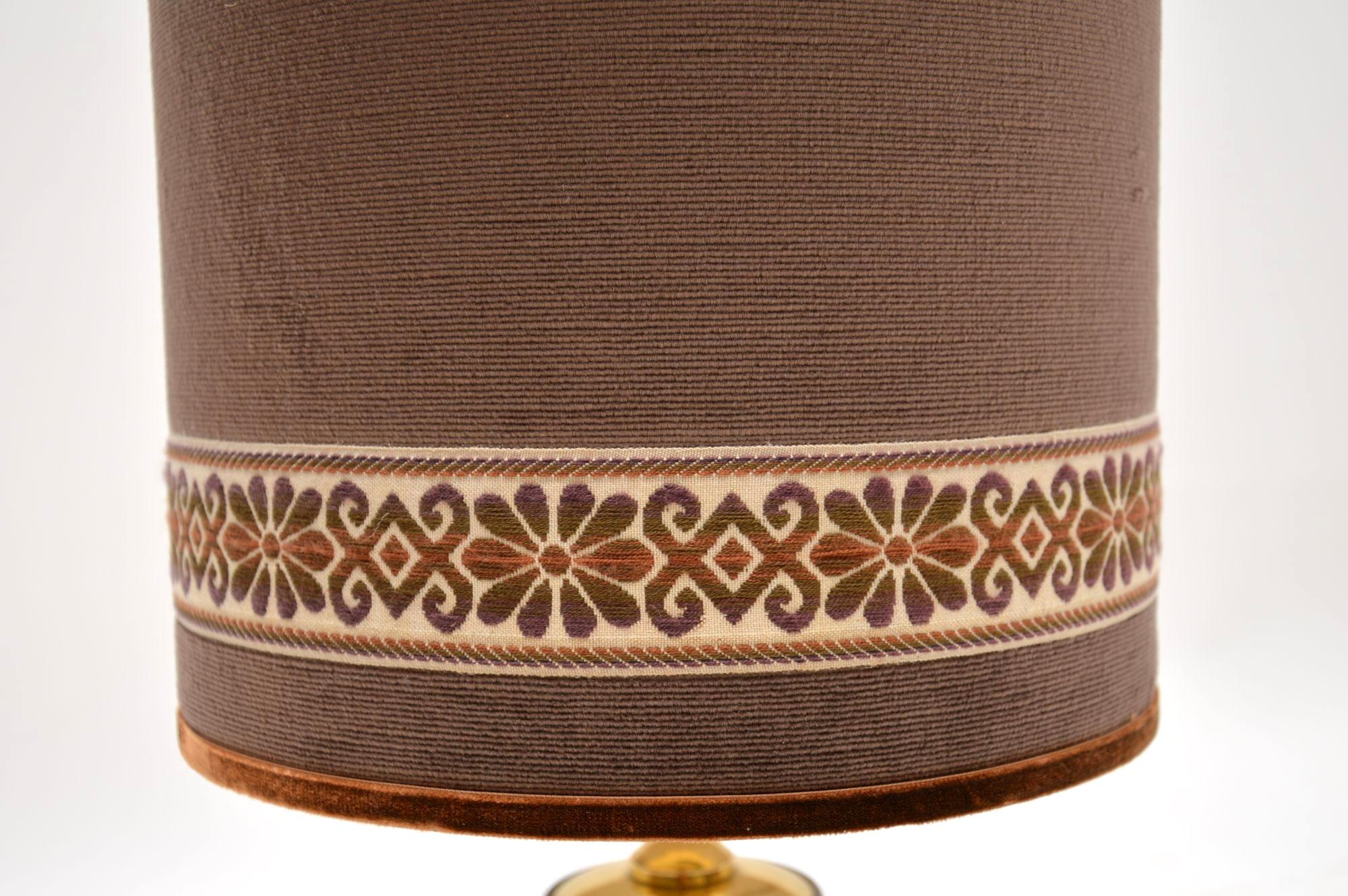 Fin du 20e siècle Paire de lampes de bureau vintage en laiton avec abat-jour en velours en vente