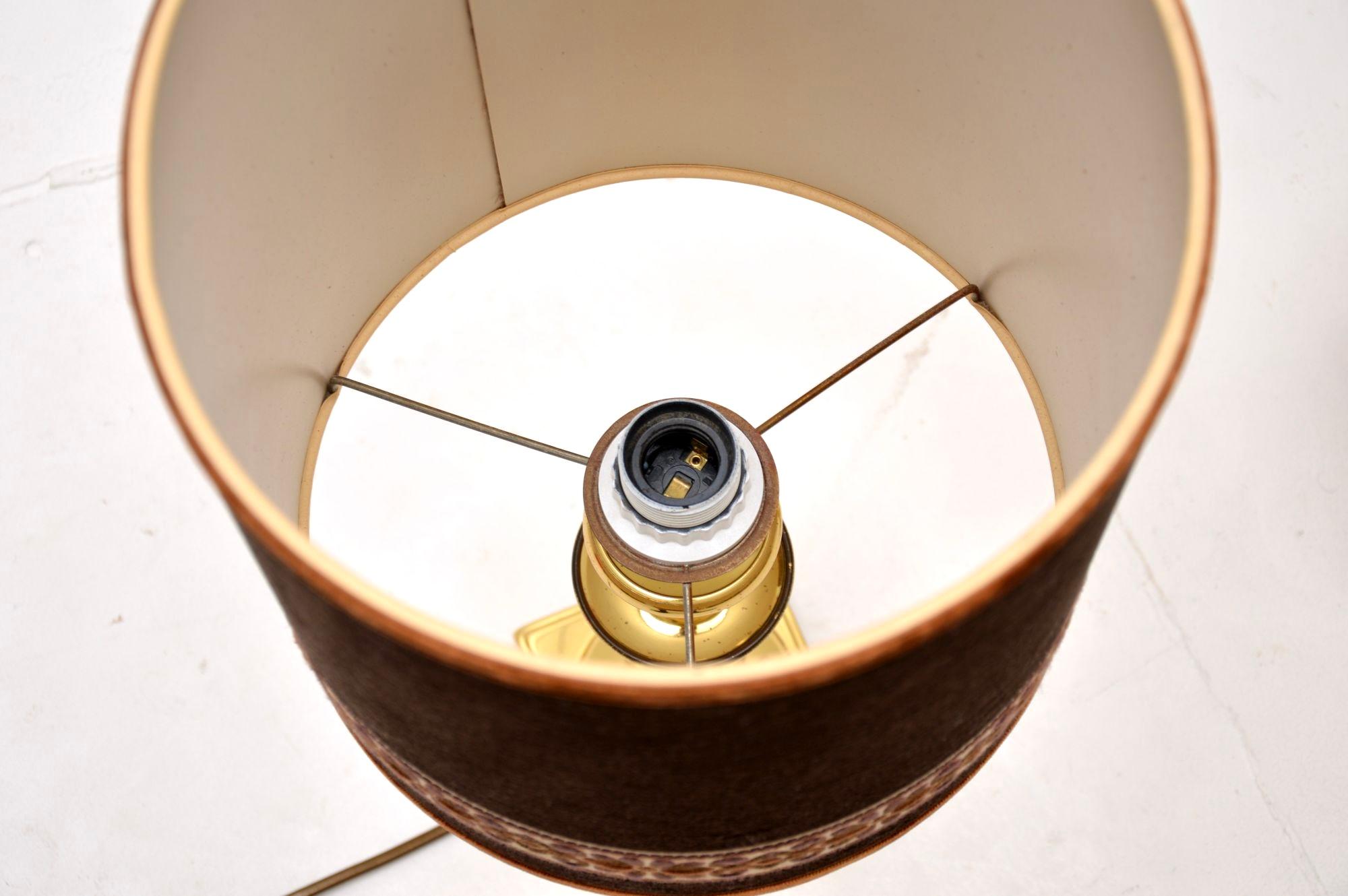 Laiton Paire de lampes de bureau vintage en laiton avec abat-jour en velours en vente