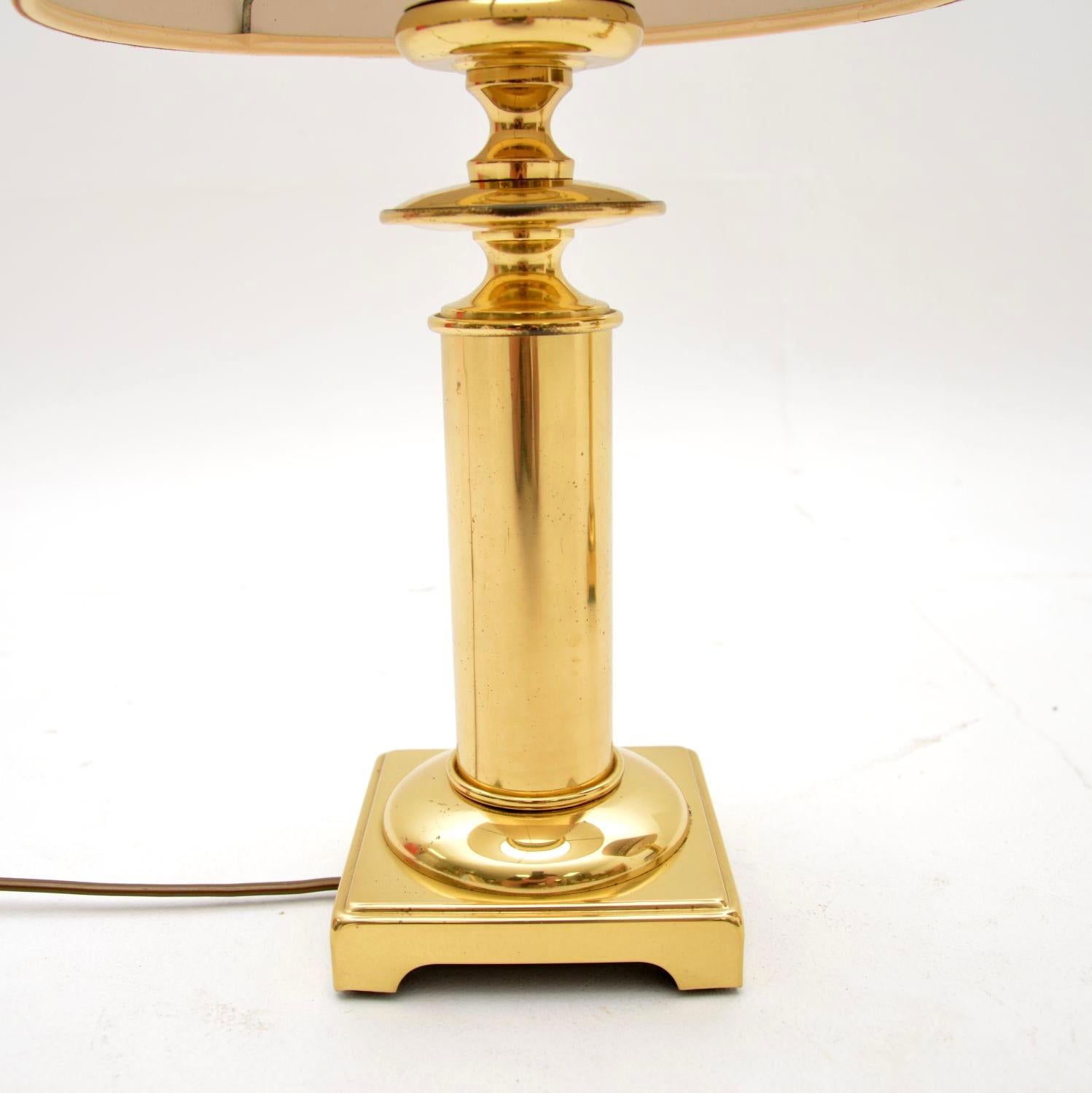 Paire de lampes de bureau vintage en laiton avec abat-jour en velours en vente 1