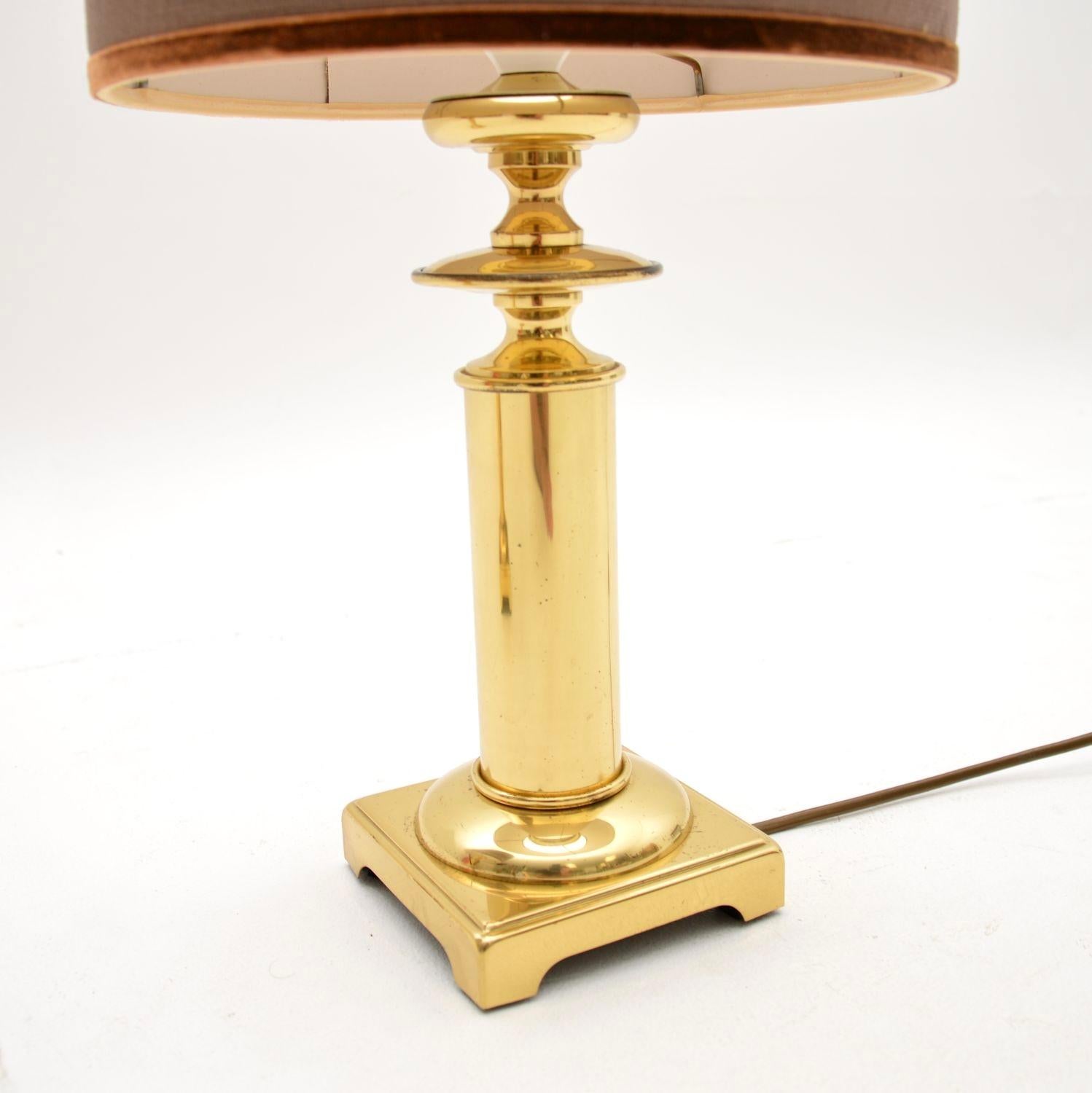 Paire de lampes de bureau vintage en laiton avec abat-jour en velours en vente 2