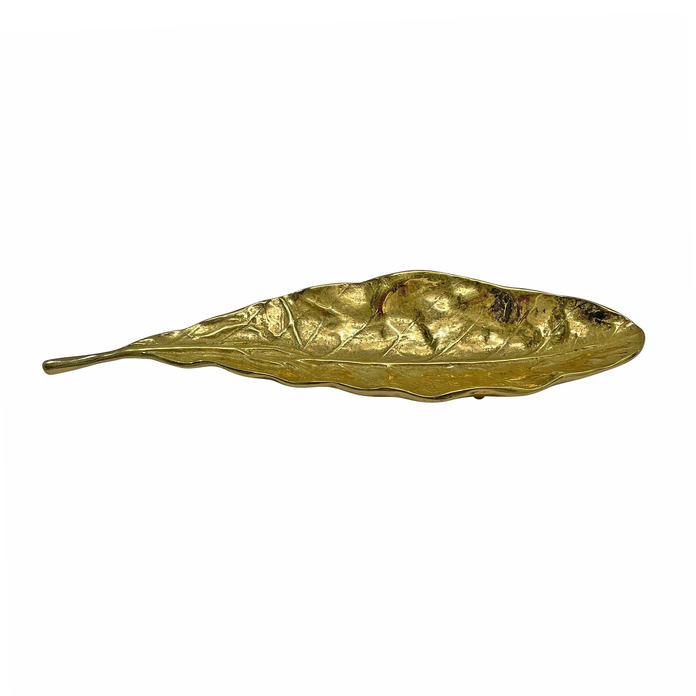 Pair of Vintage Brass Tobacco Leaf Dishes In Good Condition For Sale In Chicago, IL