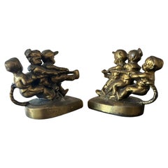 Par de sujetalibros vintage de latón "Tug Of War" de P.M. Artesano