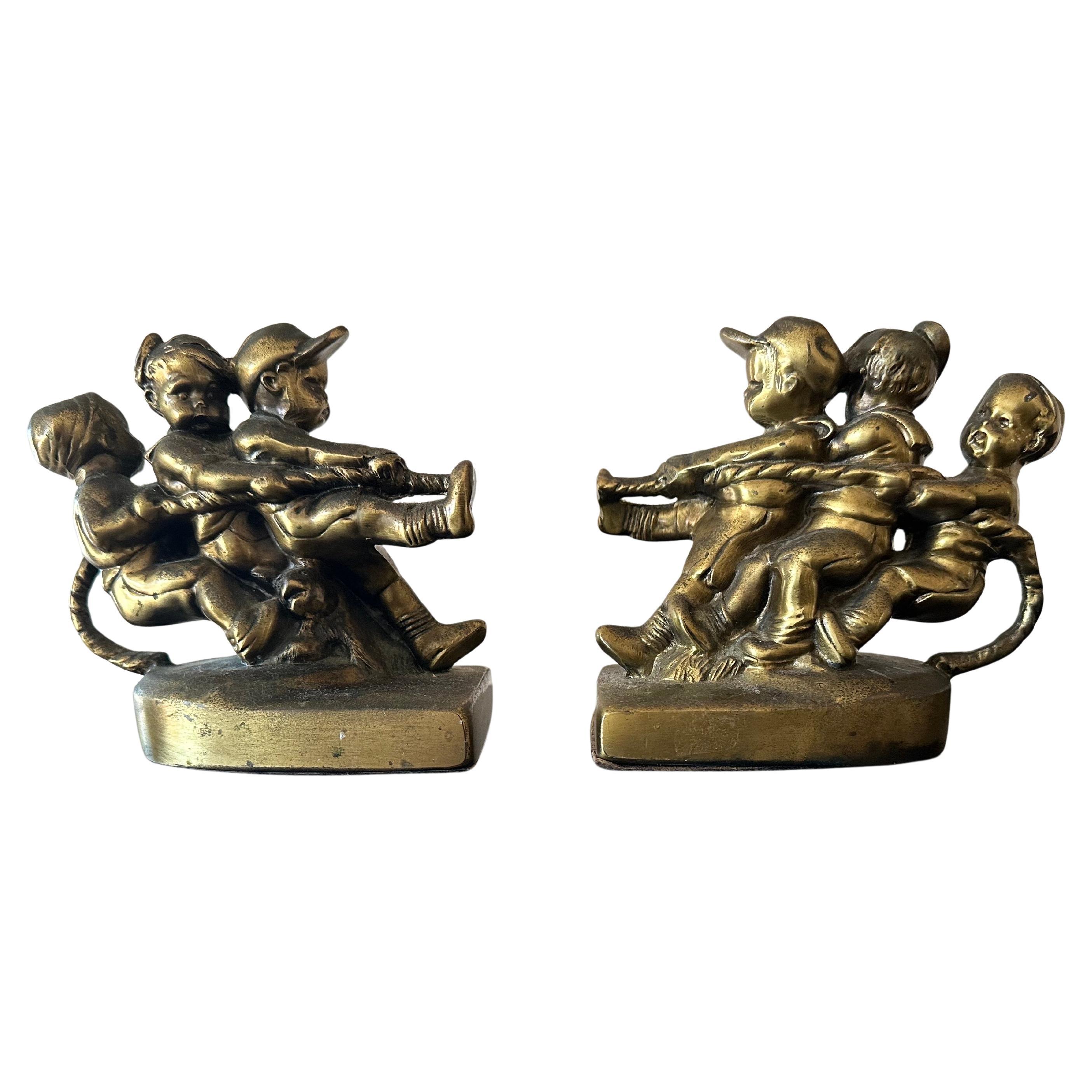 Paar Vintage-Buchstützen aus Messing "Tug Of War" von P.M. Handwerker im Angebot