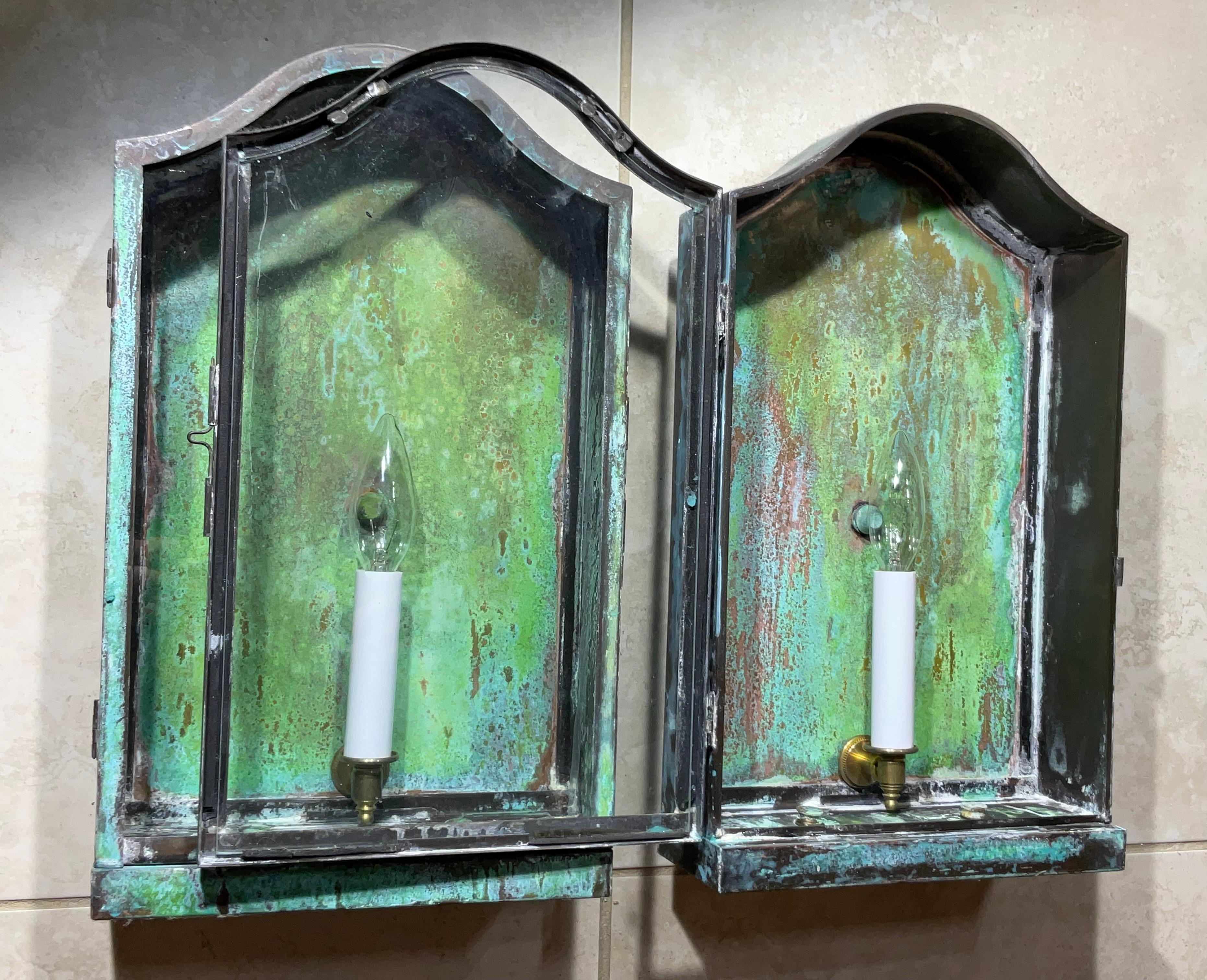 Paire de lanternes murales vintage en laiton en vente 4