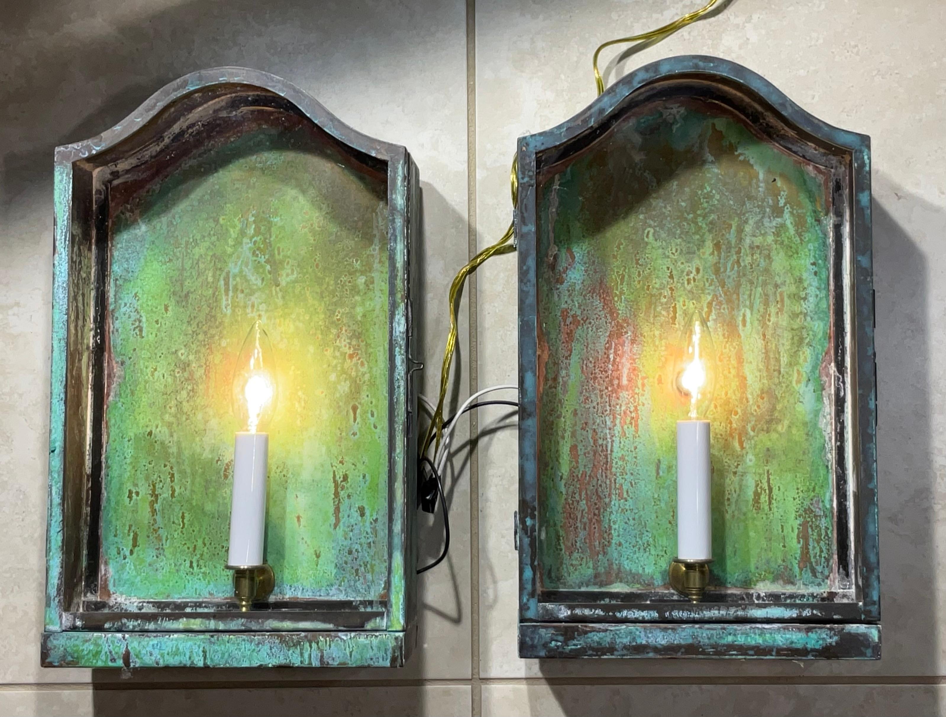 
 

Rehaussez l'ambiance de votre maison avec cette paire de lanternes murales vintage en laiton restaurées par des professionnels. Ces charmantes appliques offrent une touche d'élégance intemporelle et une lueur chaude et accueillante à tout