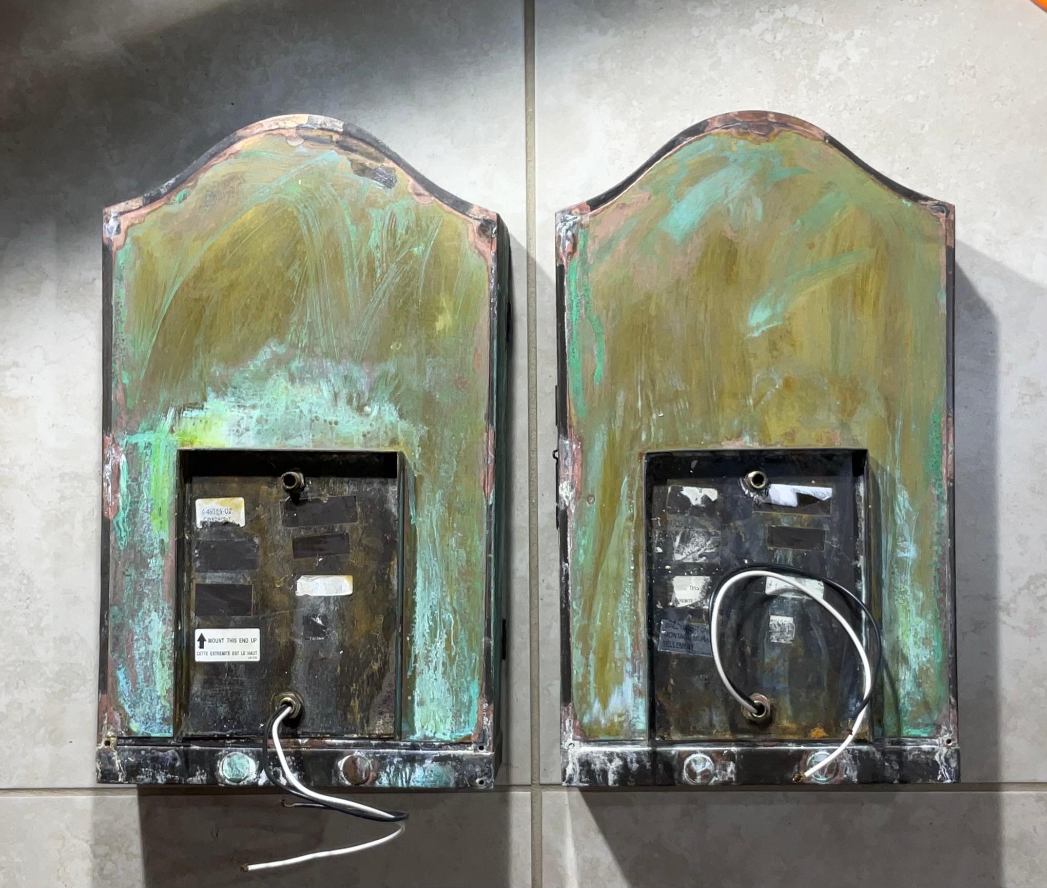 Fait main Paire de lanternes murales vintage en laiton en vente