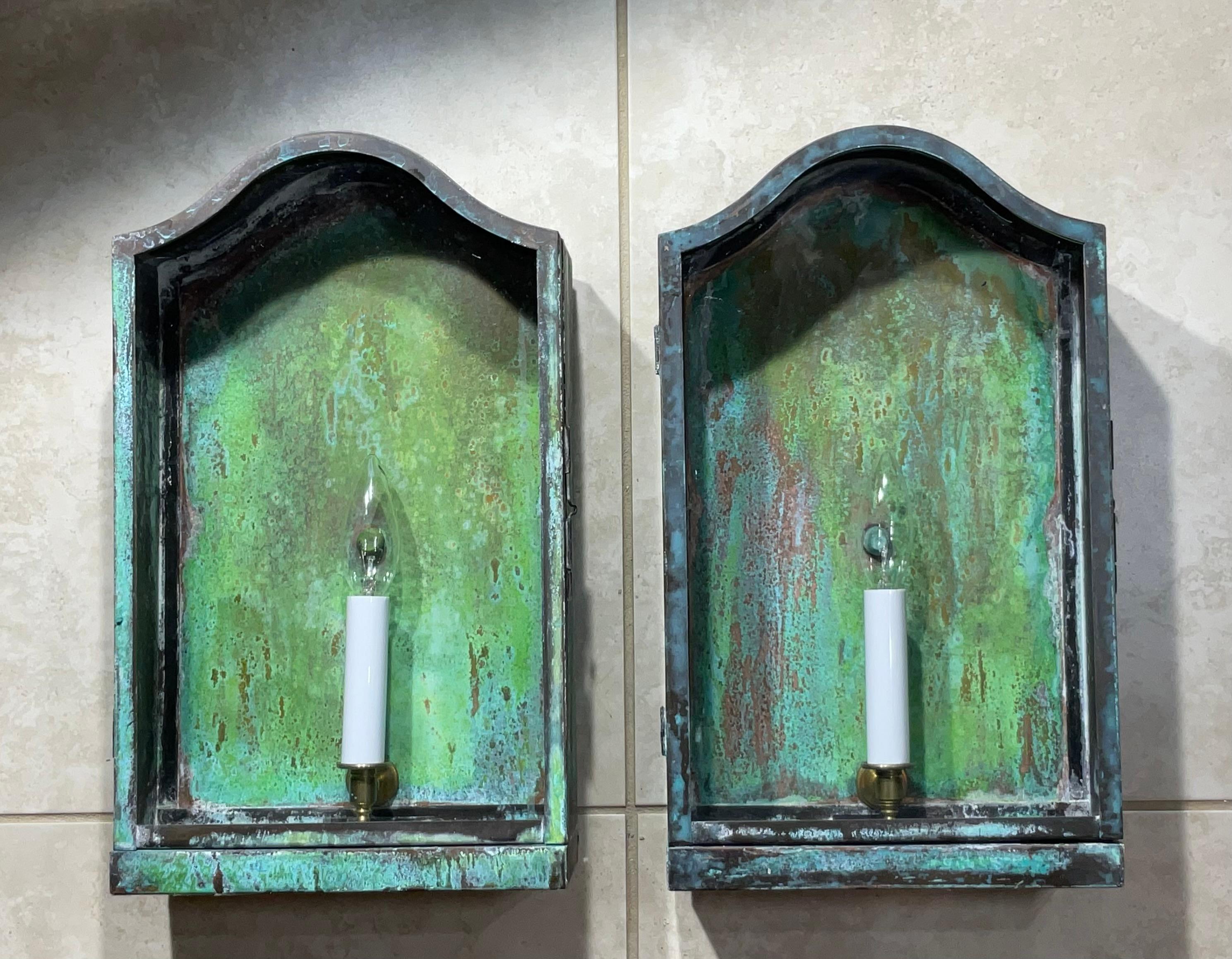 Paire de lanternes murales vintage en laiton Bon état - En vente à Delray Beach, FL