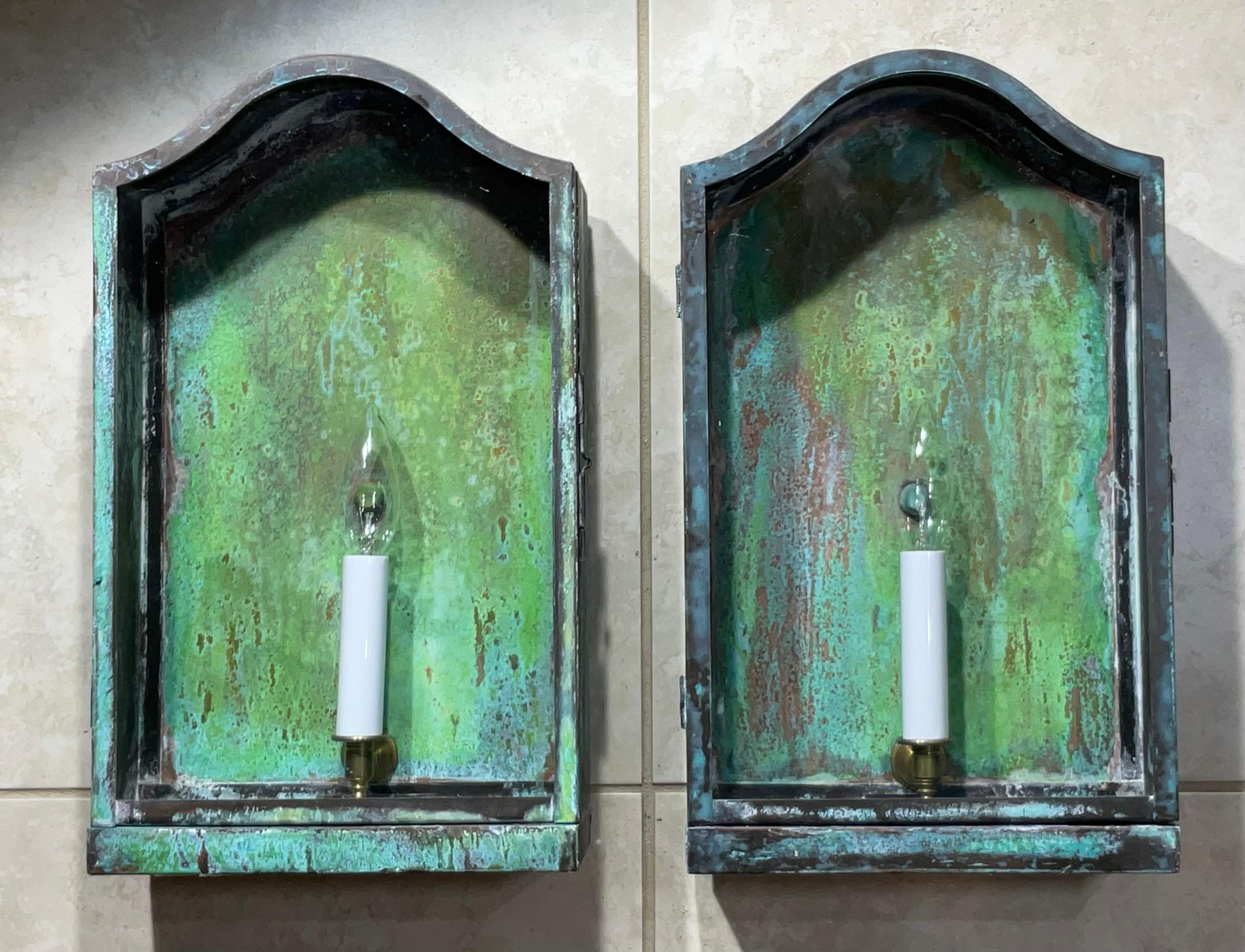 20ième siècle Paire de lanternes murales vintage en laiton en vente