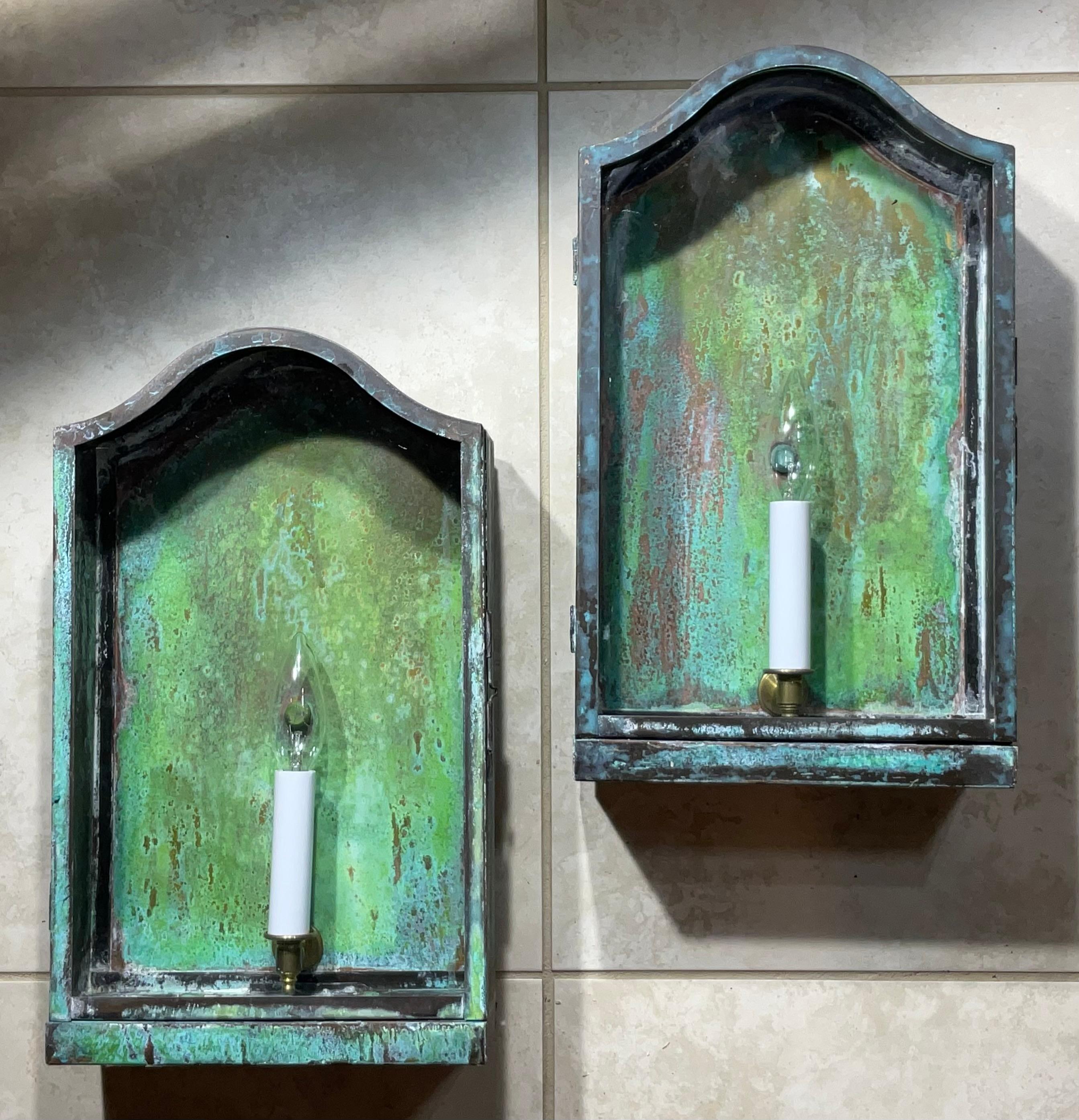 Laiton Paire de lanternes murales vintage en laiton en vente