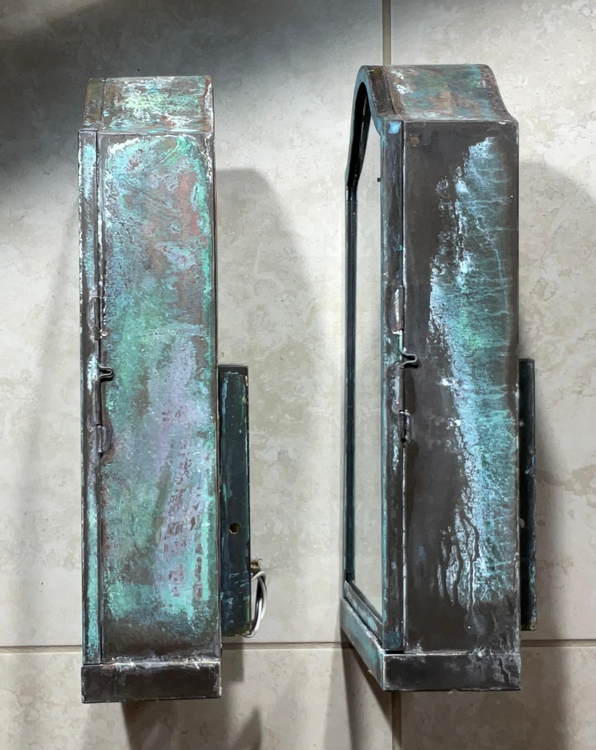 Paire de lanternes murales vintage en laiton en vente 2