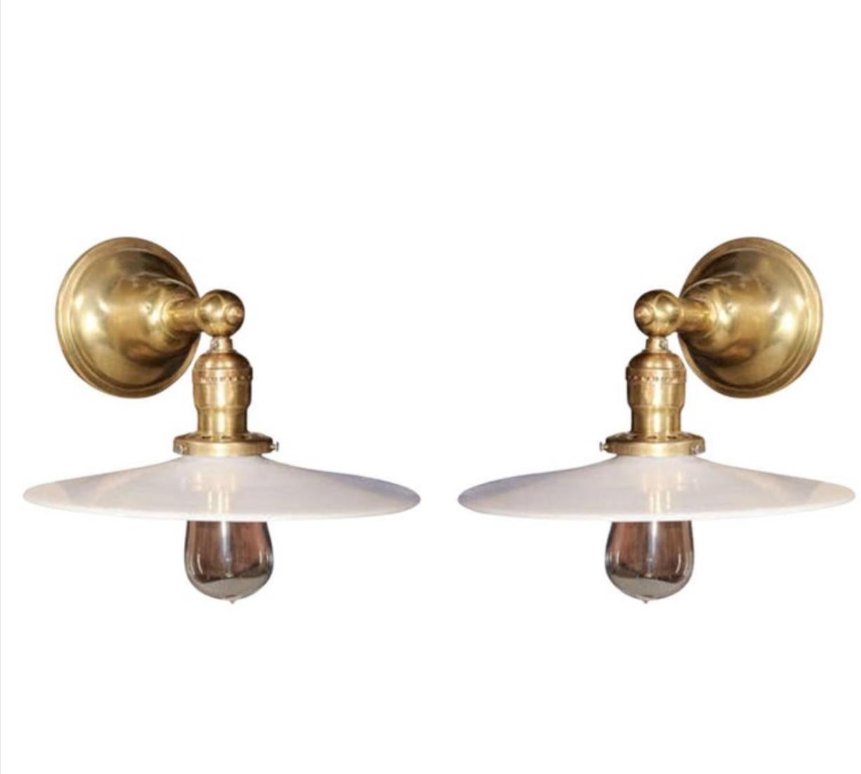 Americano Coppia di lampade da parete in ottone d'epoca con paralumi a disco in vetro lattiginoso in vendita