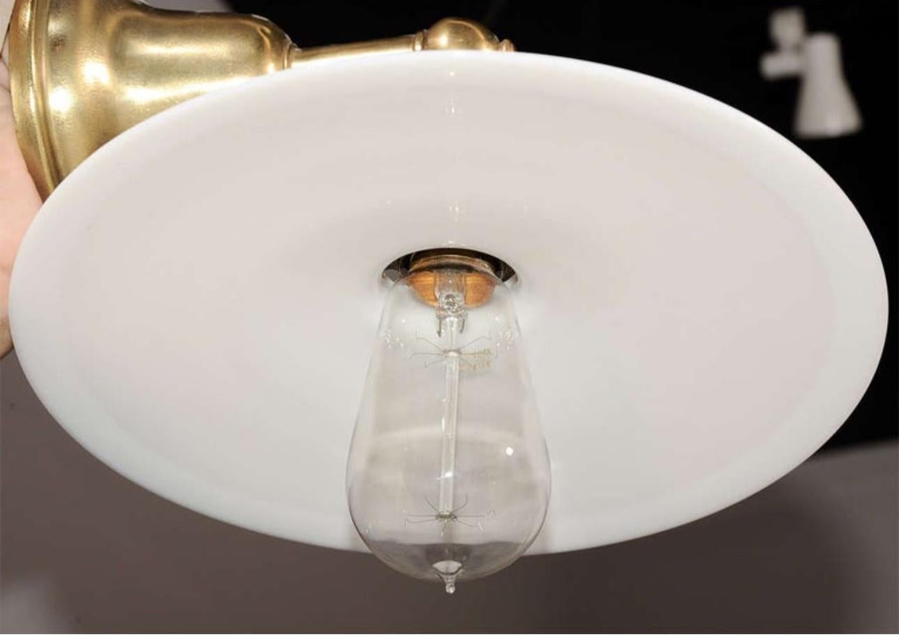 Paar Vintage-Wandlampen aus Messing mit Milchglas-Scheibenschirmen aus Messing im Angebot 1
