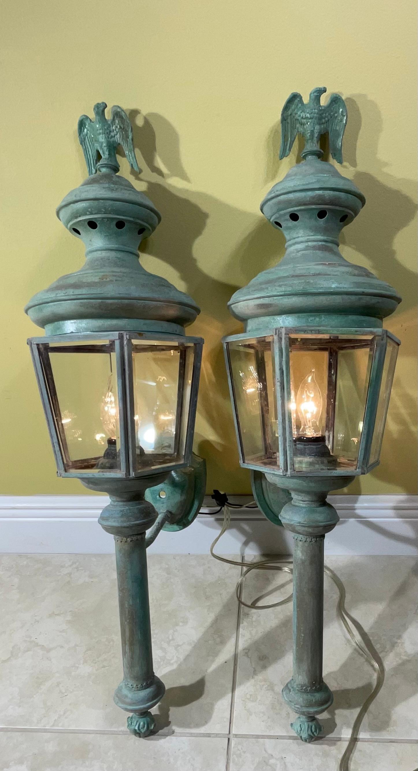 
Pair of elegant coach style wall light sconces, beautiful bevelled glass with decorative brass eagle finials , solid strong back plate, and nice looking original age brass patina .
Backplate size : 4”.75 x 6”.5