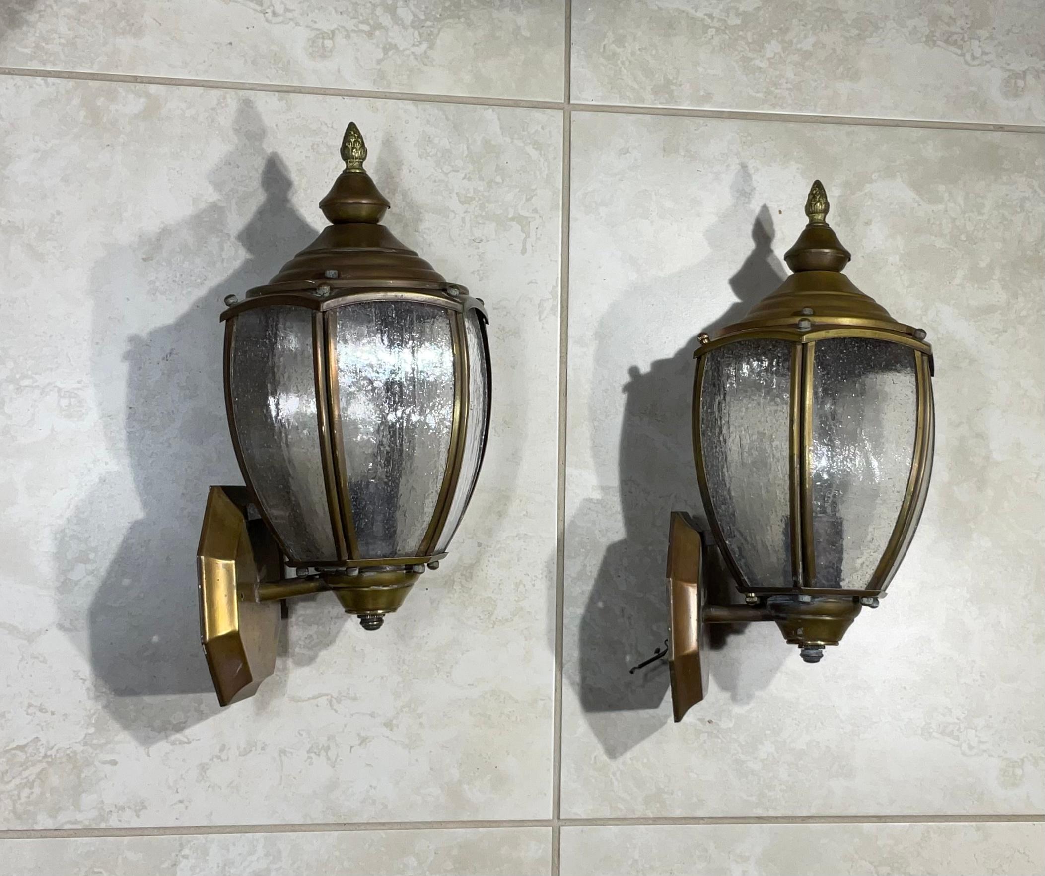 Pair of Vintage Brass Wall Lantern In Good Condition For Sale In Delray Beach, FL