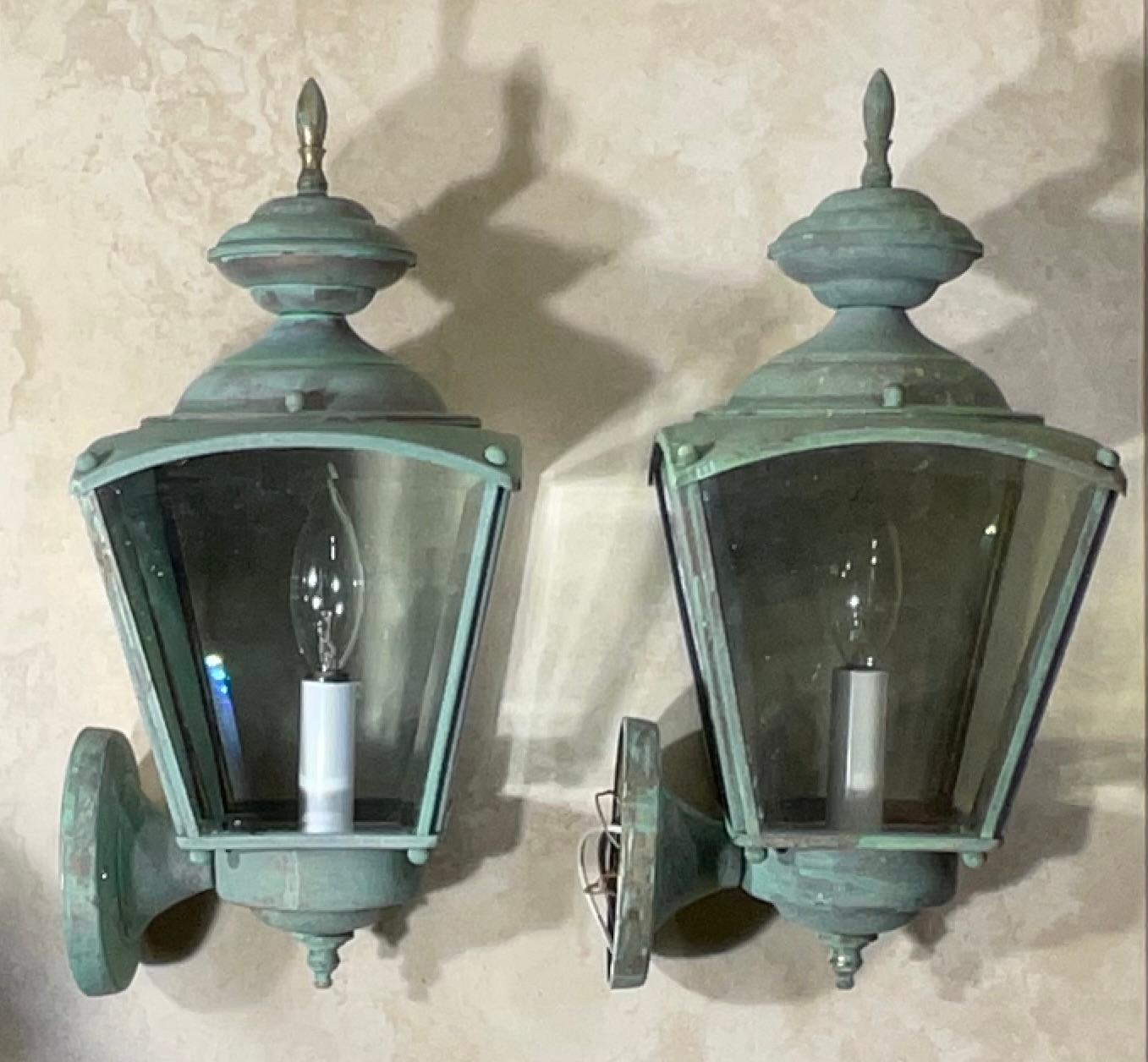 Paire de lanternes murales en laiton vintage avec une riche patine. en vente 4