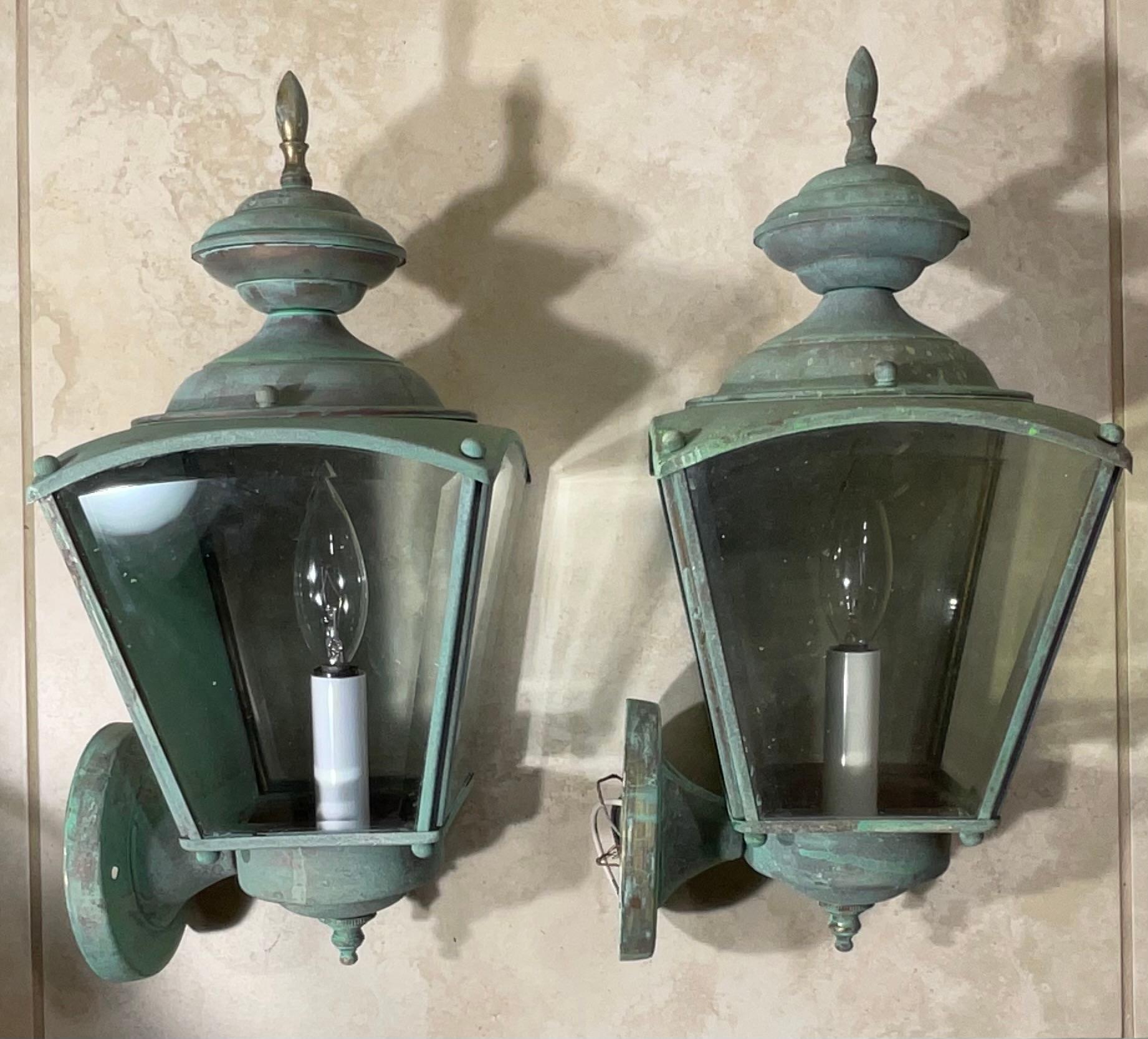 Paire de lanternes murales en laiton vintage avec une riche patine. en vente 5