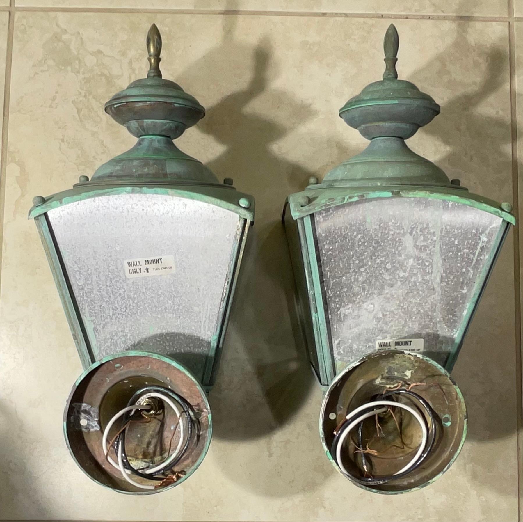 Paire de lanternes murales en laiton vintage avec une riche patine. en vente 6