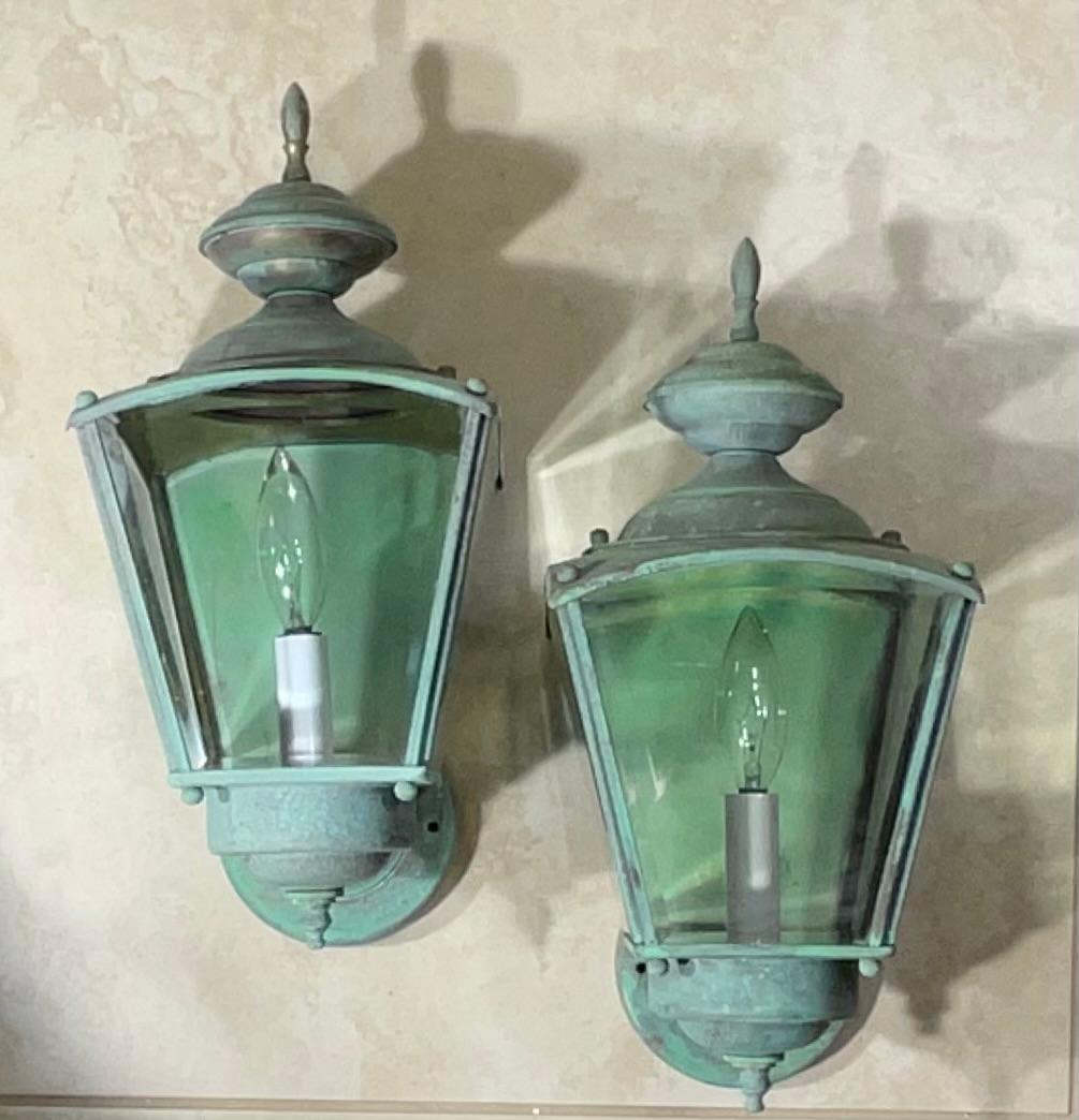 Paire de lanternes murales en laiton vintage avec une riche patine. en vente 7