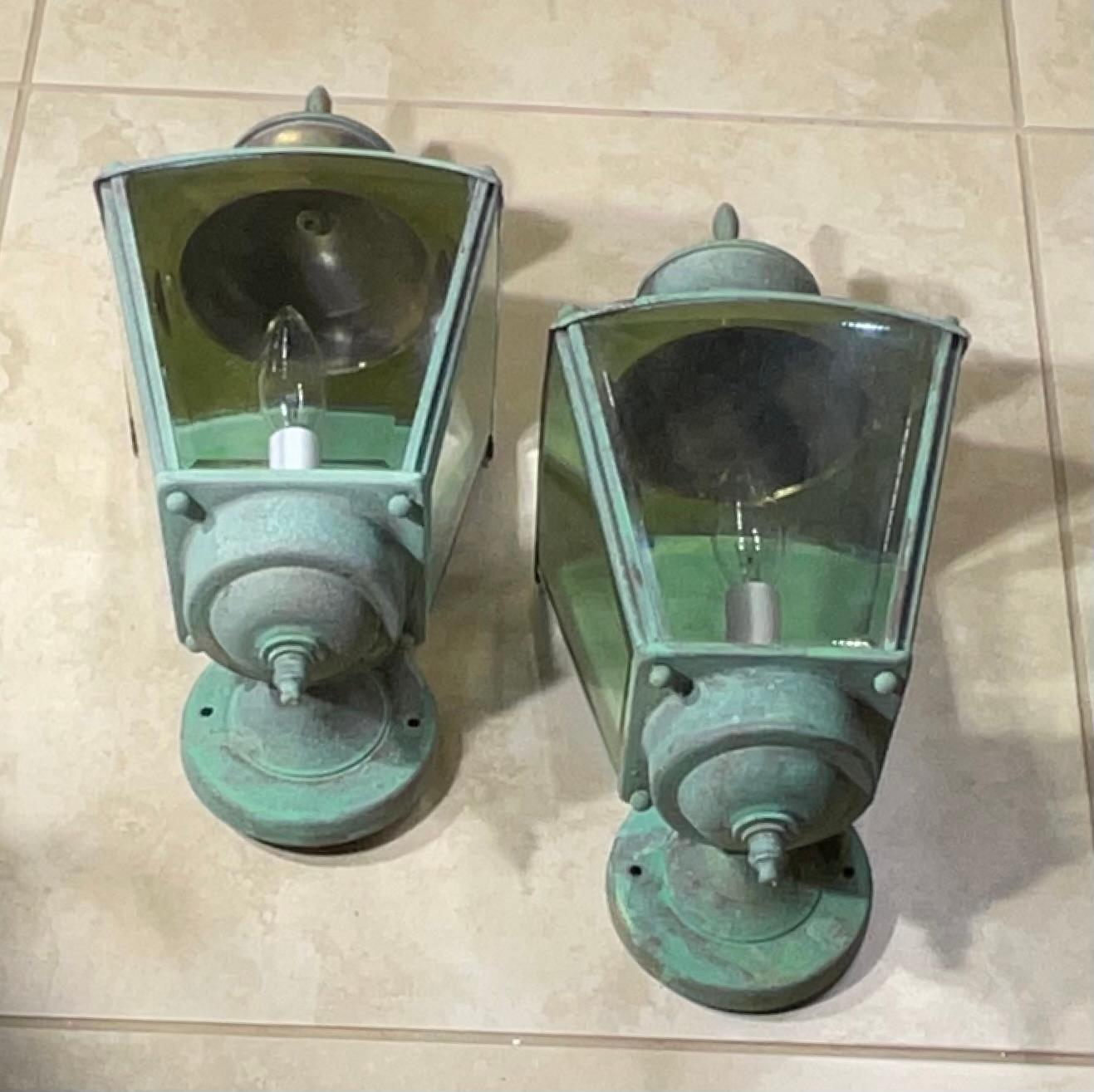 Paire de lanternes murales en laiton vintage avec une riche patine. en vente 8