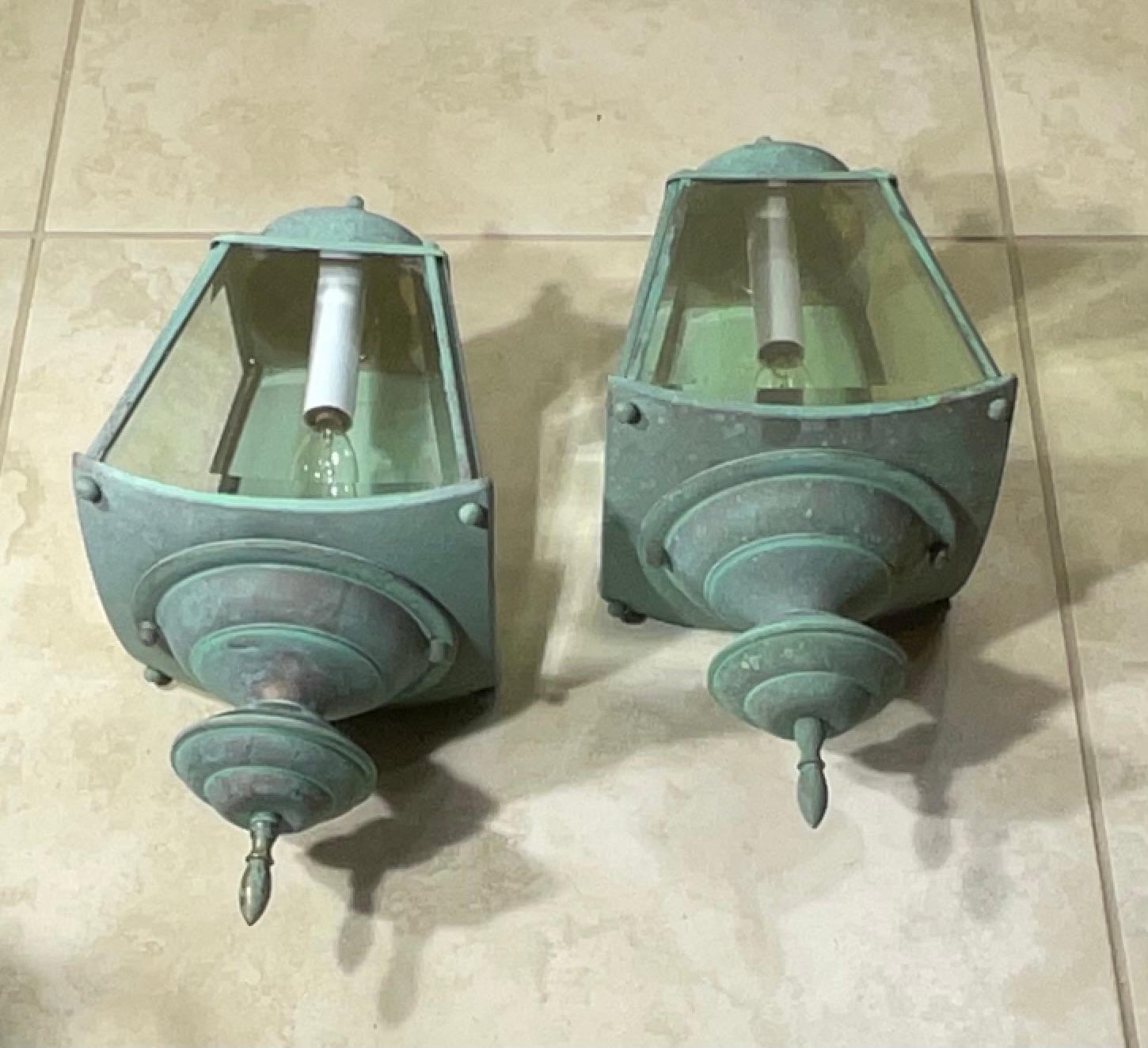 Paire de lanternes murales en laiton vintage avec une riche patine. en vente 9