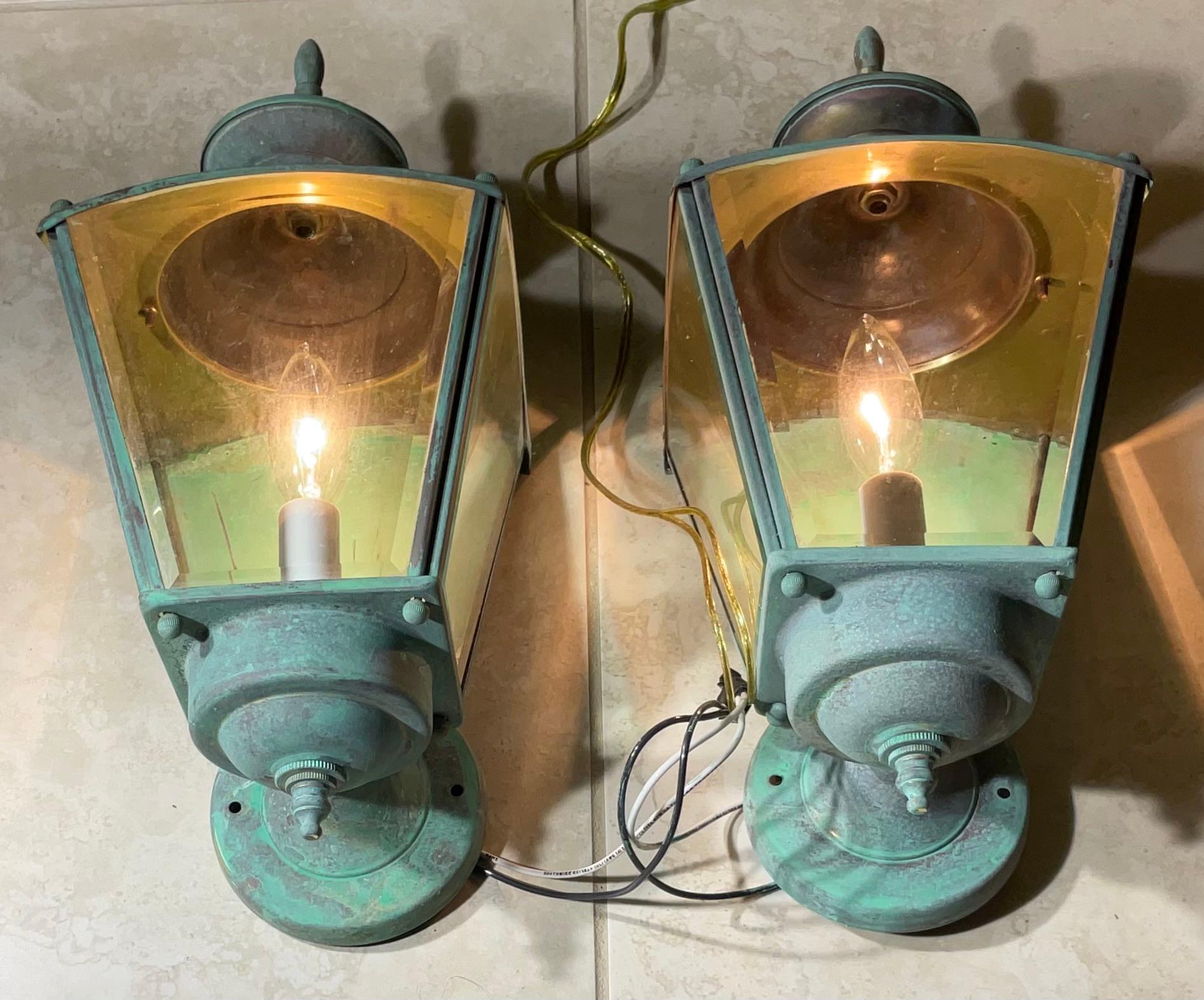 Américain Paire de lanternes murales en laiton vintage avec une riche patine. en vente