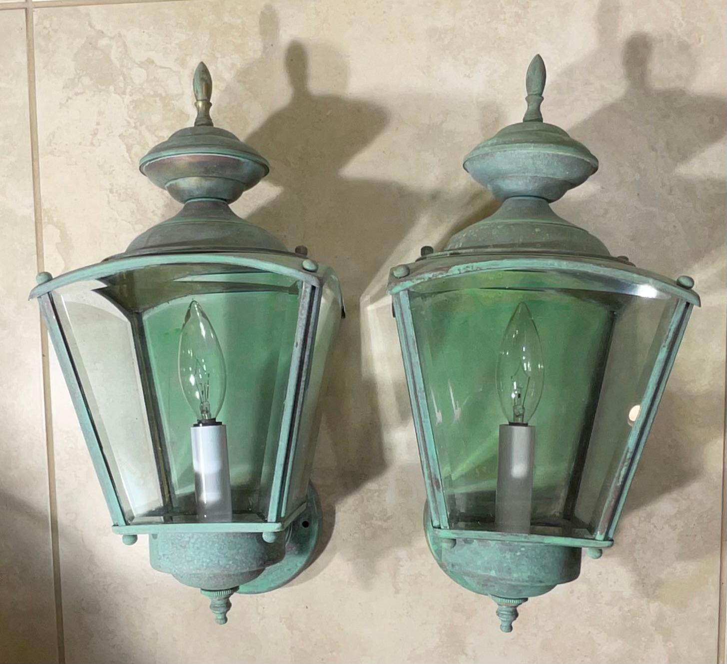 Paire de lanternes murales en laiton vintage avec une riche patine. Bon état - En vente à Delray Beach, FL