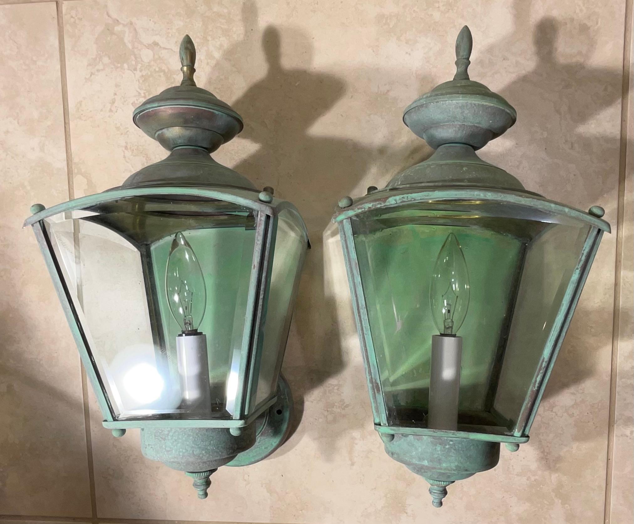 20ième siècle Paire de lanternes murales en laiton vintage avec une riche patine. en vente