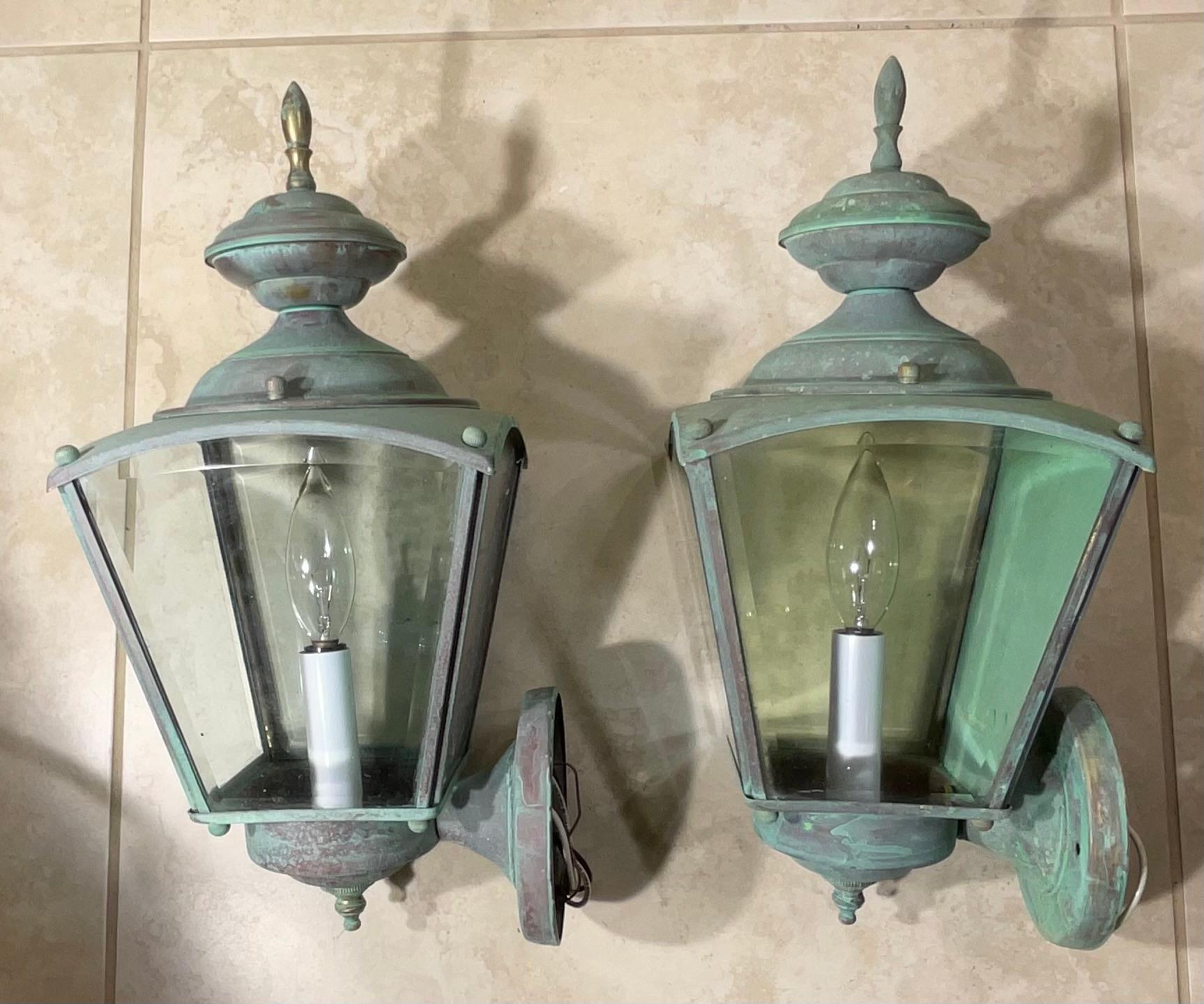 Laiton Paire de lanternes murales en laiton vintage avec une riche patine. en vente