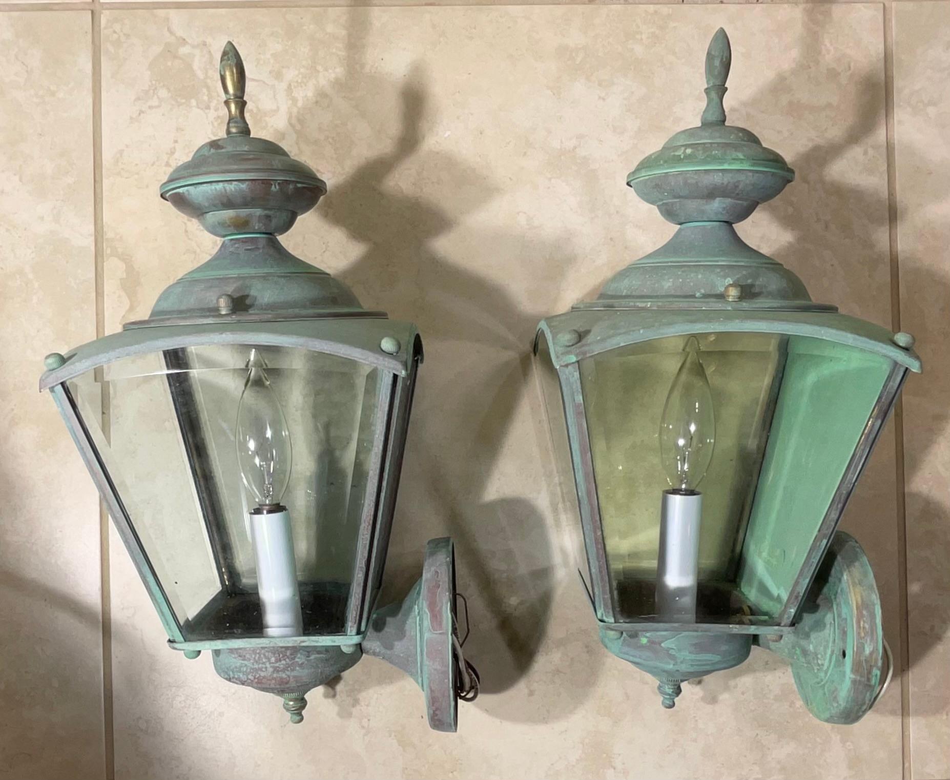 Paire de lanternes murales en laiton vintage avec une riche patine. en vente 1