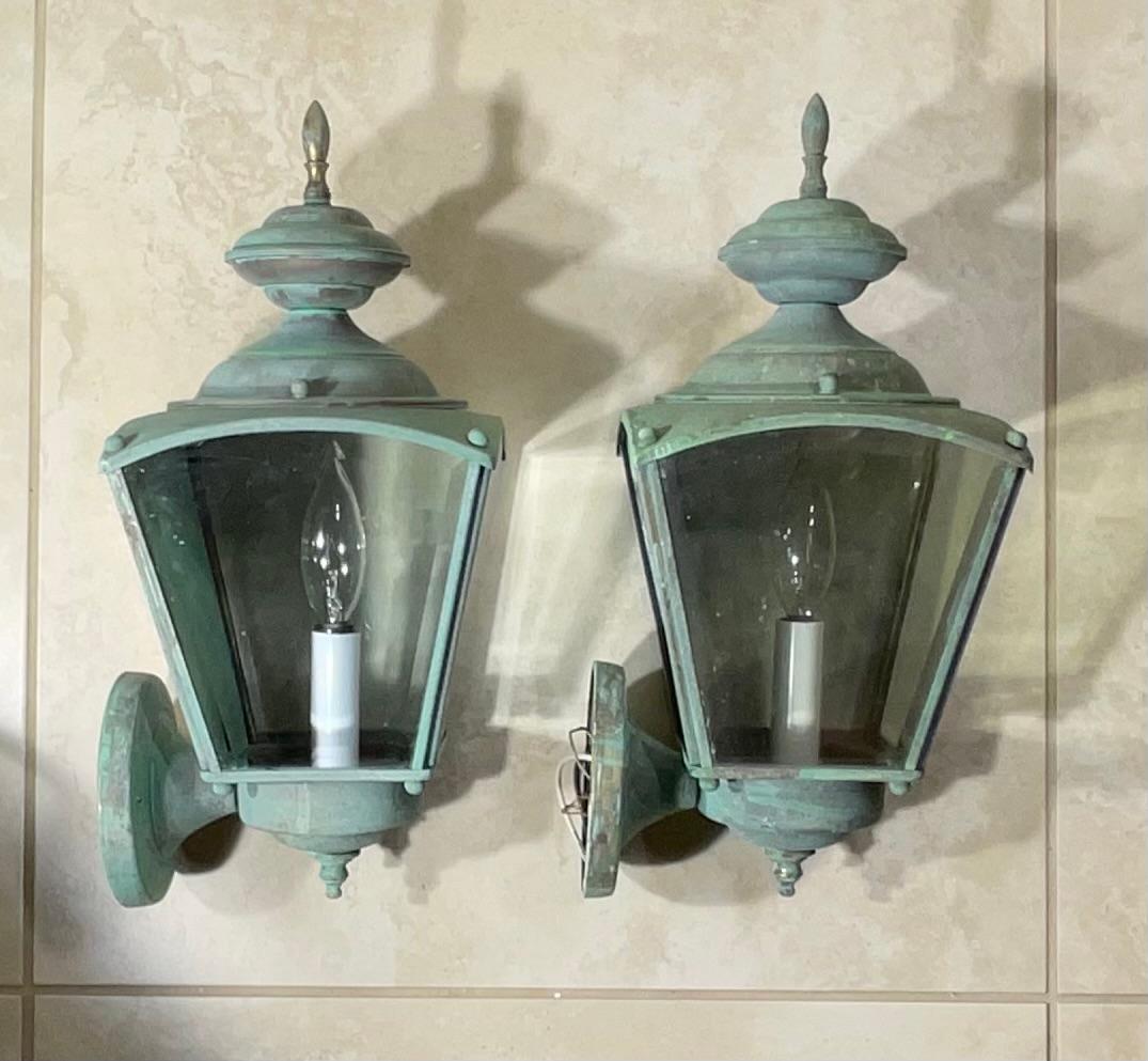 Paire de lanternes murales en laiton vintage avec une riche patine. en vente 2