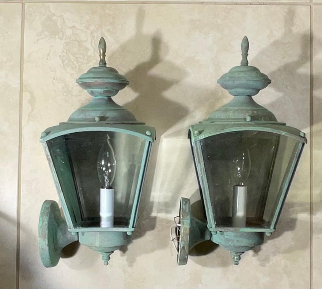 Paire de lanternes murales en laiton vintage avec une riche patine. en vente 3