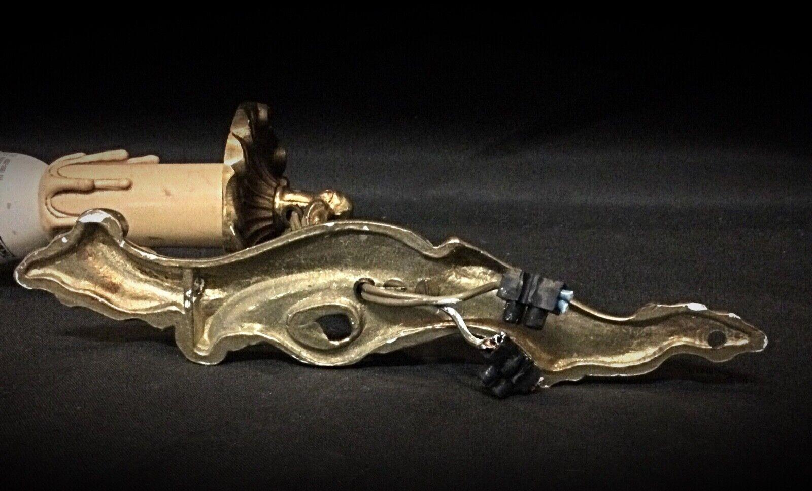 Pair of Vintage Brass Wall Sconces – Classic Design - 2Y60 In condizioni buone in vendita a Bordeaux, FR