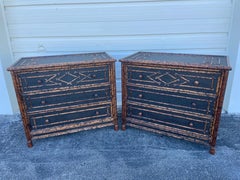 Pareja de cómodas vintage British Colonial de bambú quemado