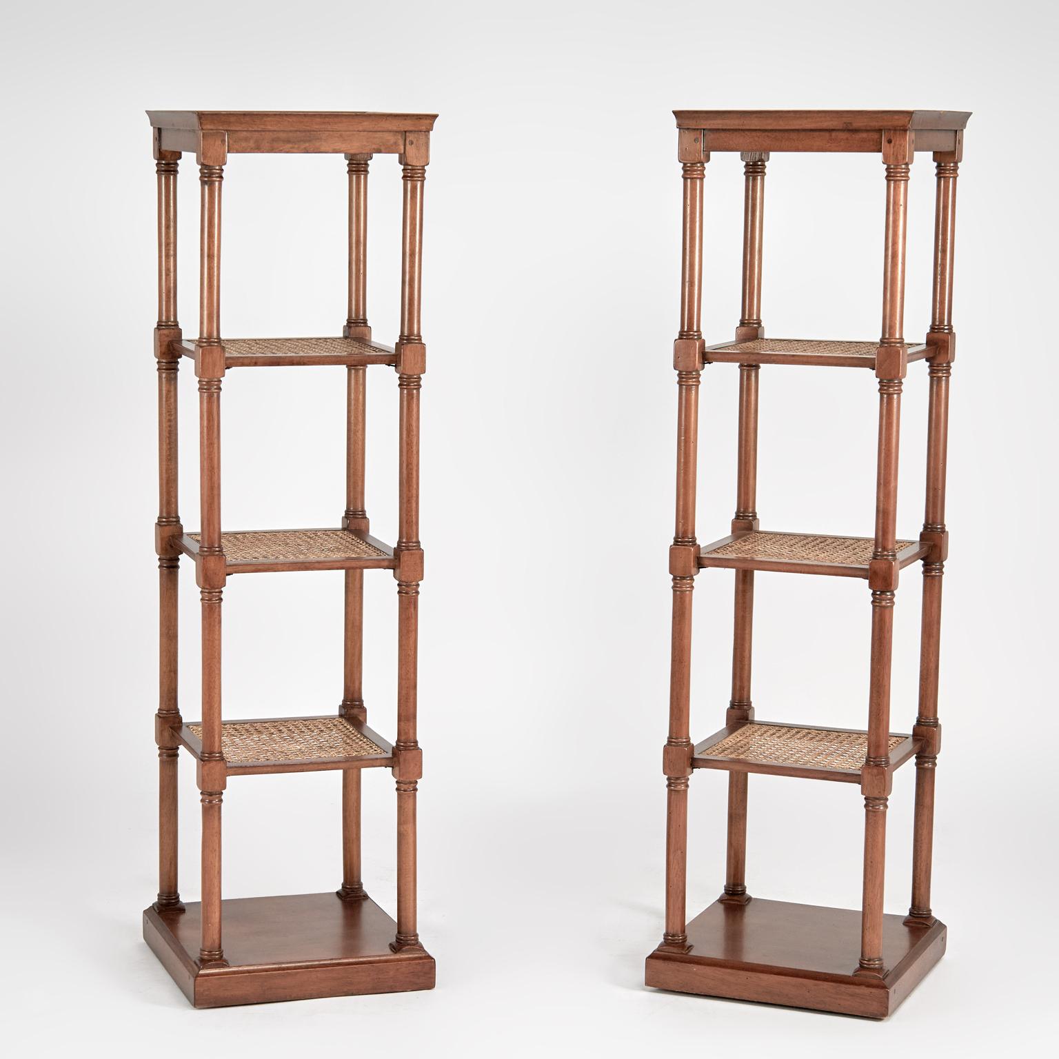 Impressionante coppia di alzate o etageres British Colonial della metà del secolo, realizzate in legno di frutta con piani incorniciati su tre livelli a canne con supporti torniti. 