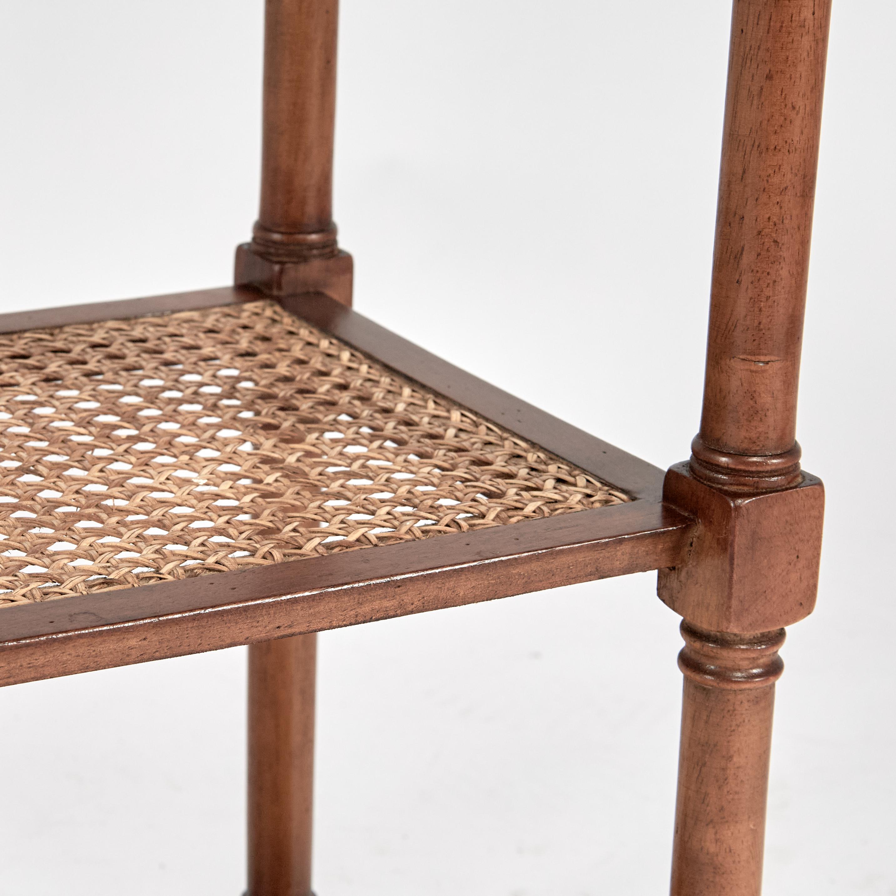Coppia di leggii a gradini o di etageres in stile British Colonial vintage in vendita 1