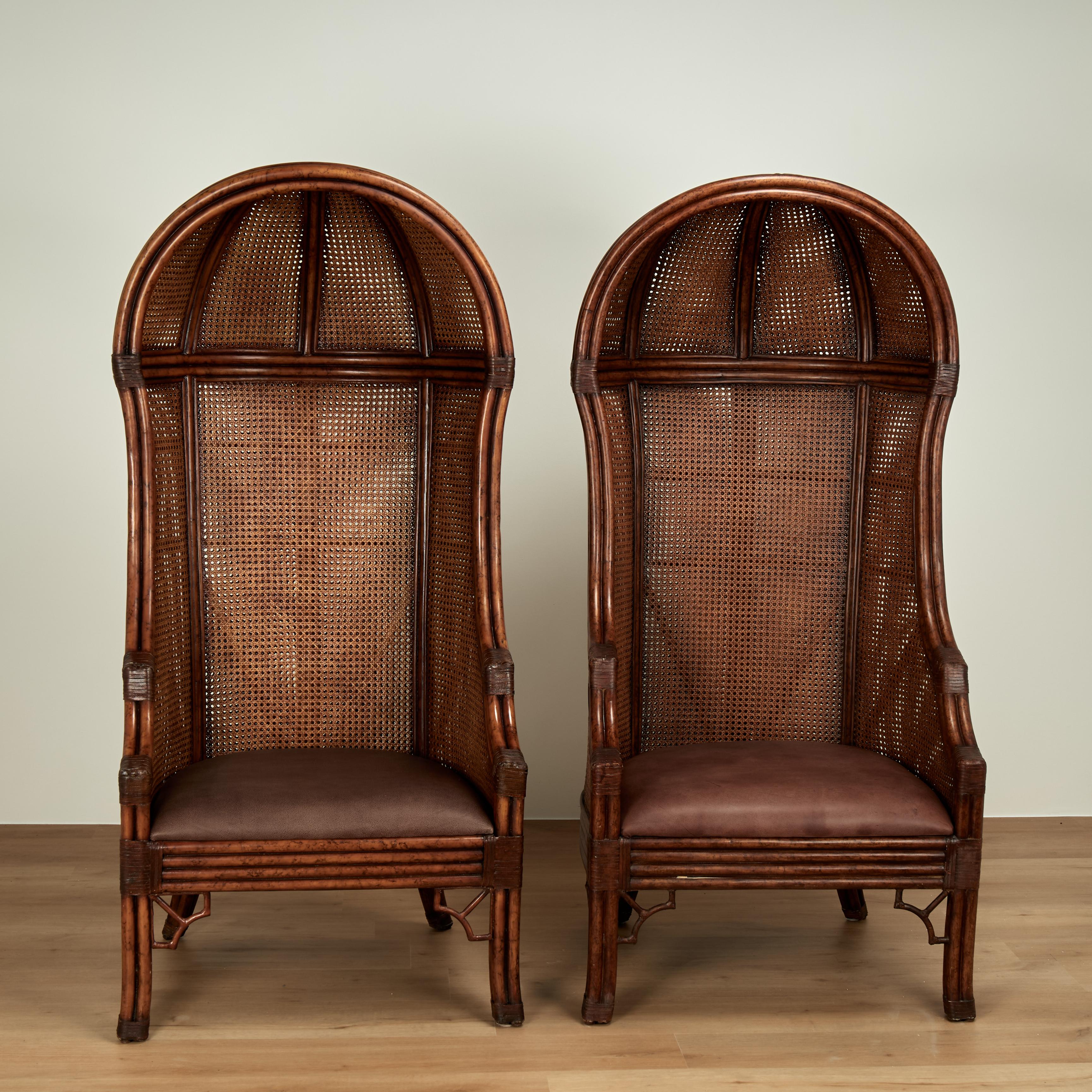 Paar British Colonial Style Faux Bamboo Caned Porters Stühle Vintage (Moderne der Mitte des Jahrhunderts) im Angebot