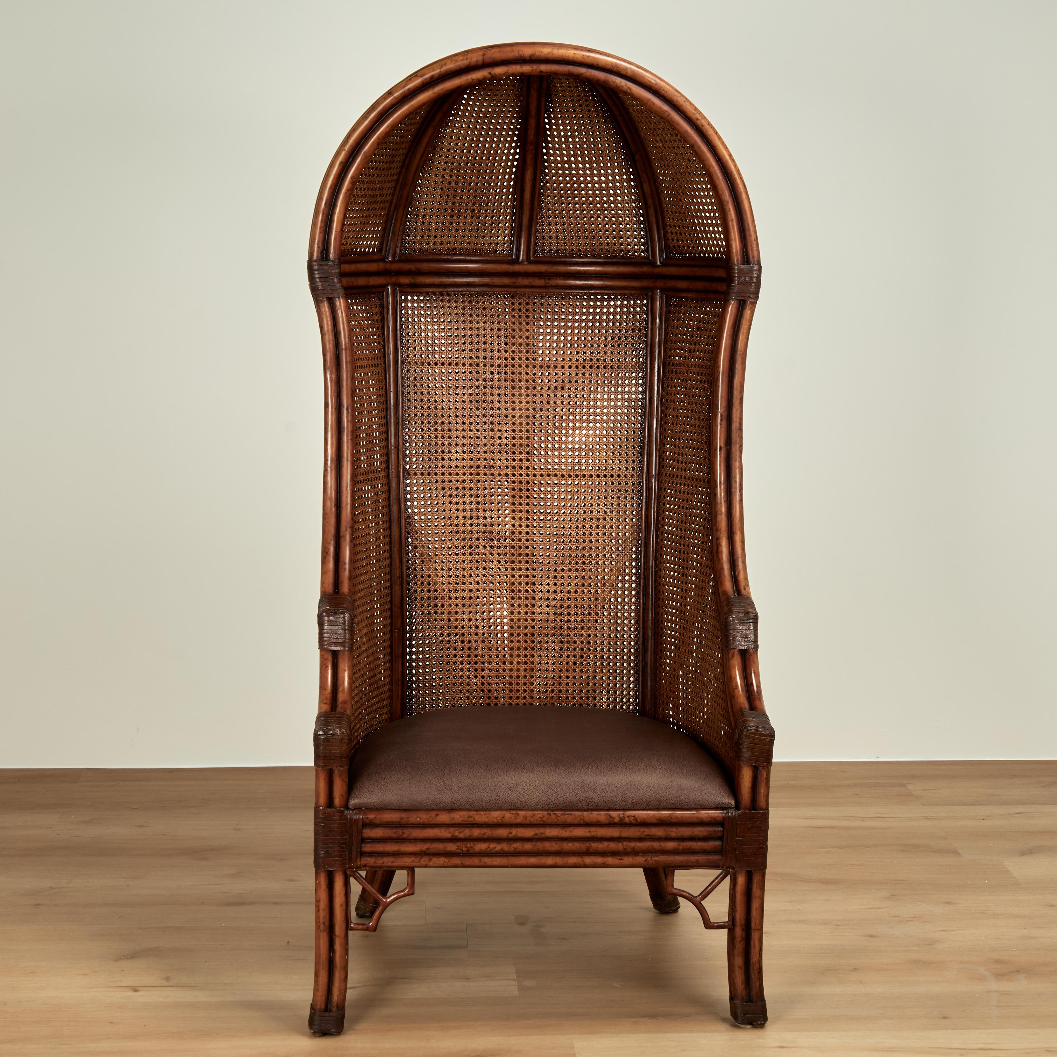 Paar British Colonial Style Faux Bamboo Caned Porters Stühle Vintage (amerikanisch) im Angebot